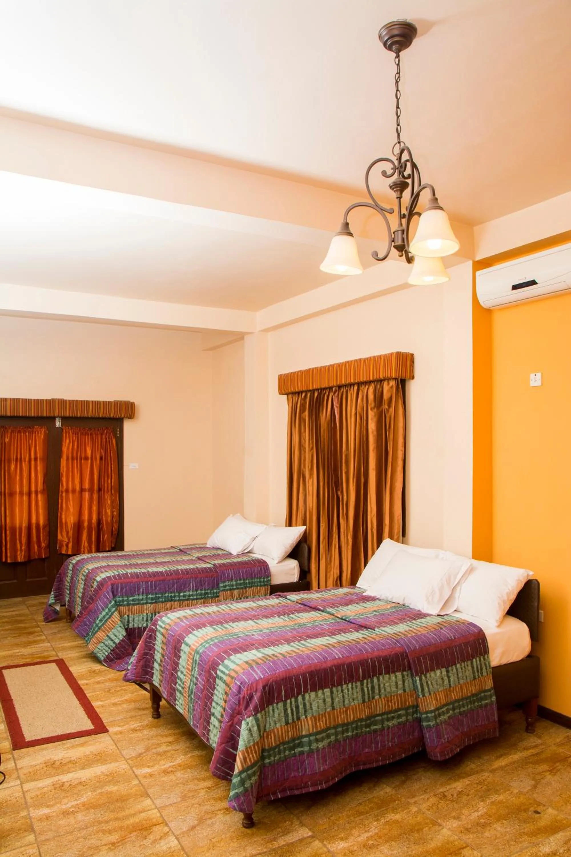 Bed in Windjammer International Cuisine & Comfort Inn