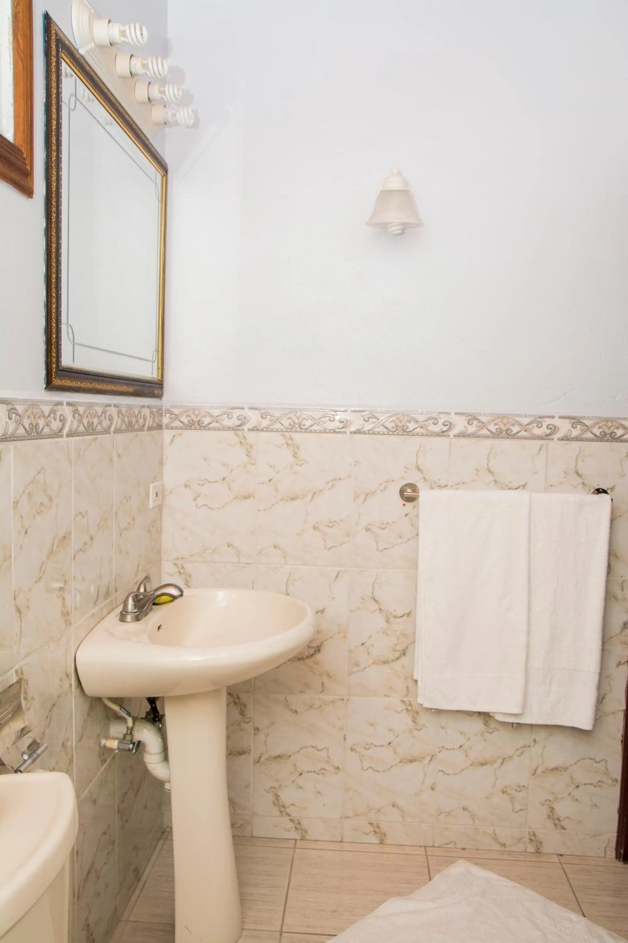 Shower in Windjammer International Cuisine & Comfort Inn