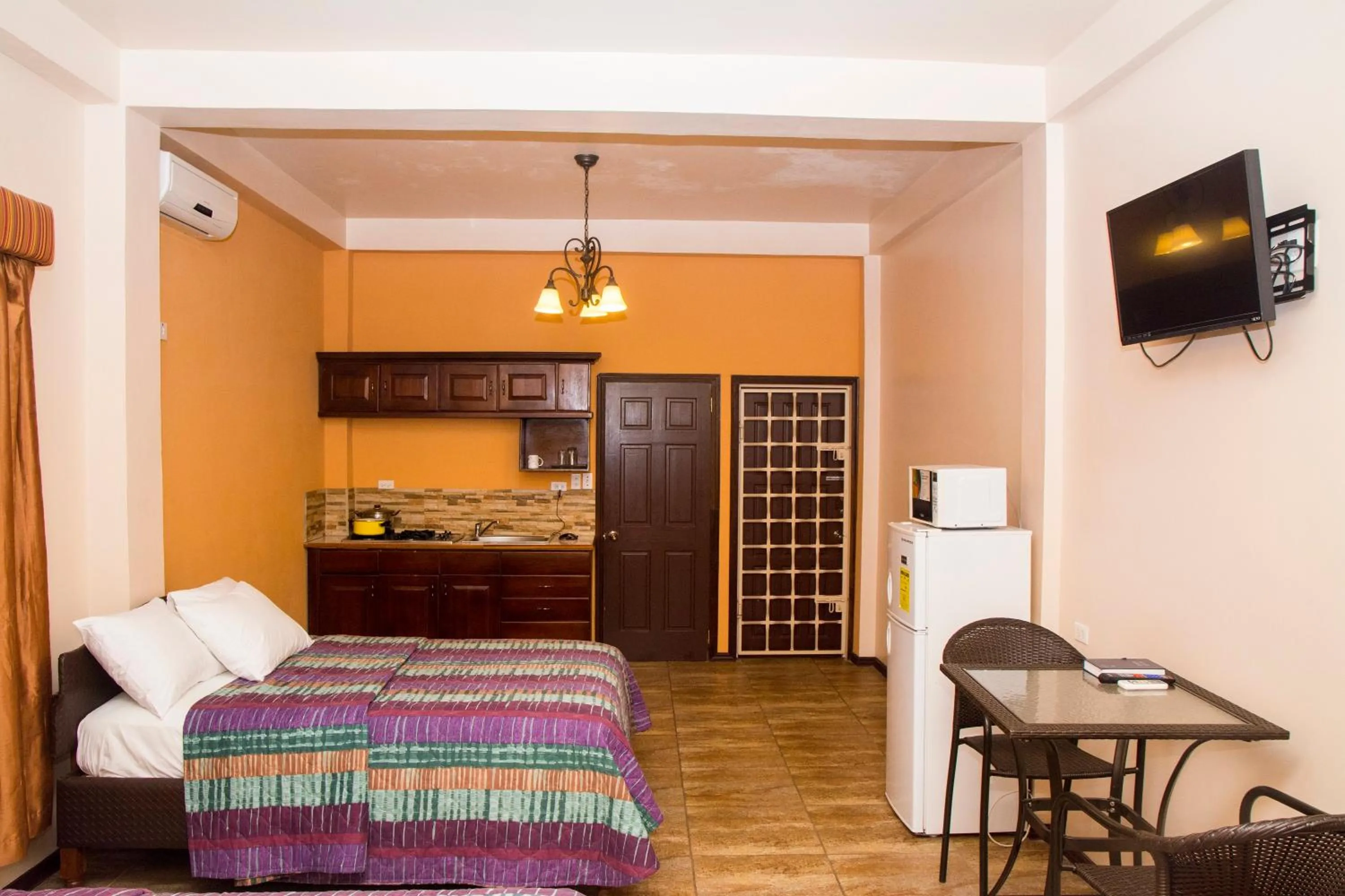 Bed in Windjammer International Cuisine & Comfort Inn