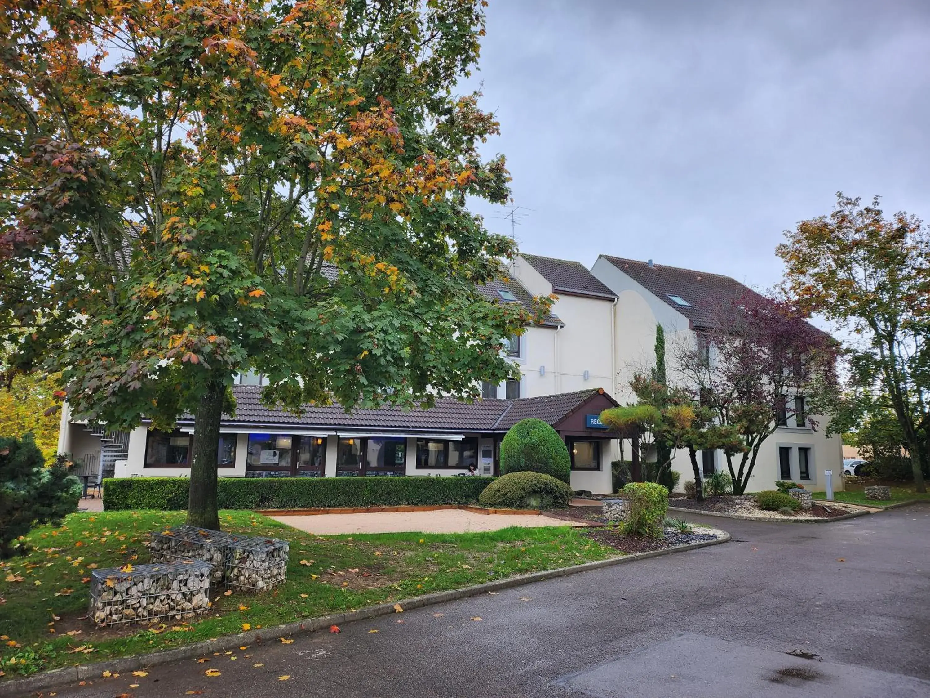 Property building in Kyriad Dijon Est Mirande Property building in Kyriad Dijon Est Mirande