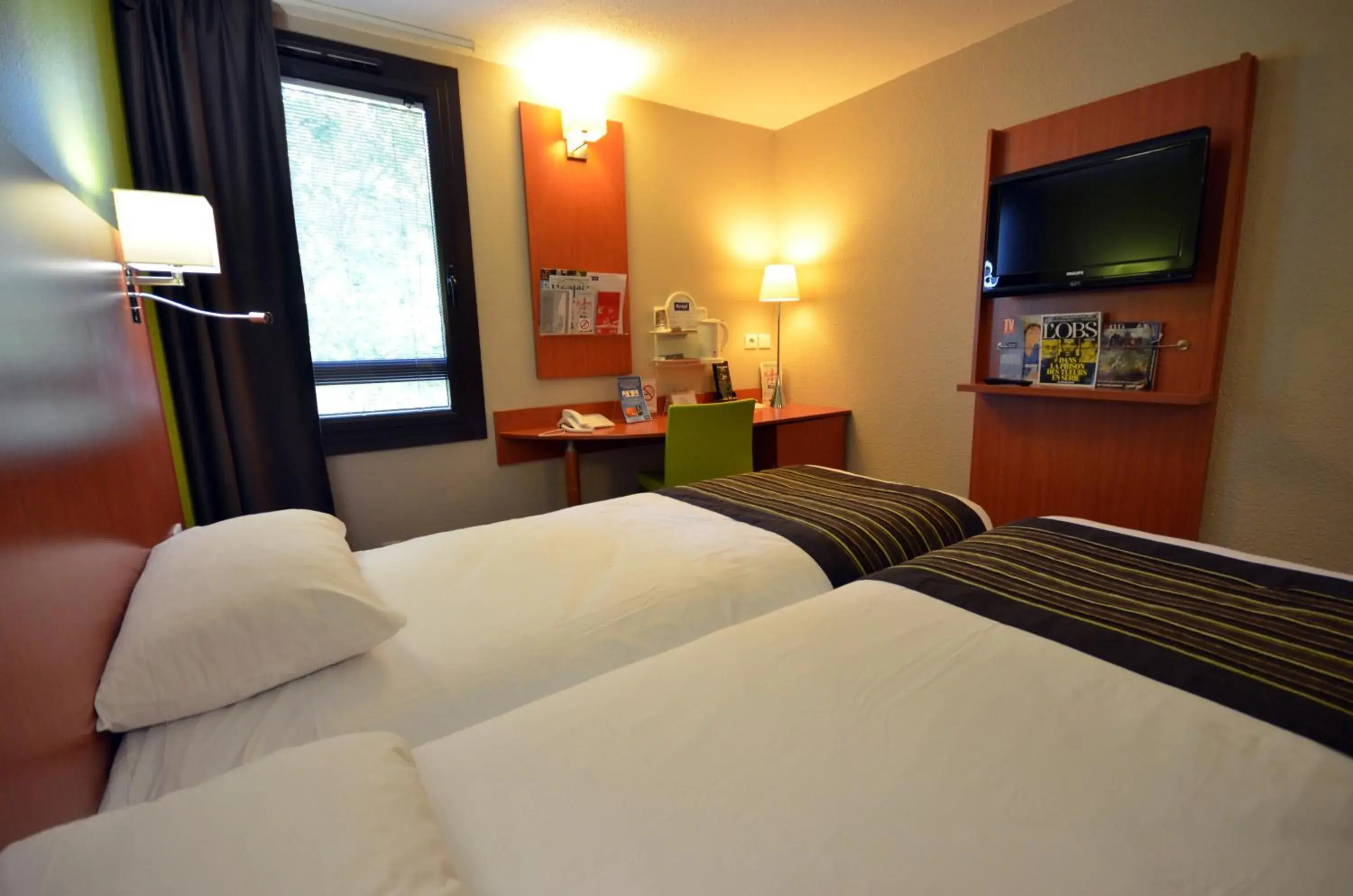 Photo of the whole room, Bed in Kyriad Dijon Est Mirande Photo of the whole room, Bed in Kyriad Dijon Est Mirande