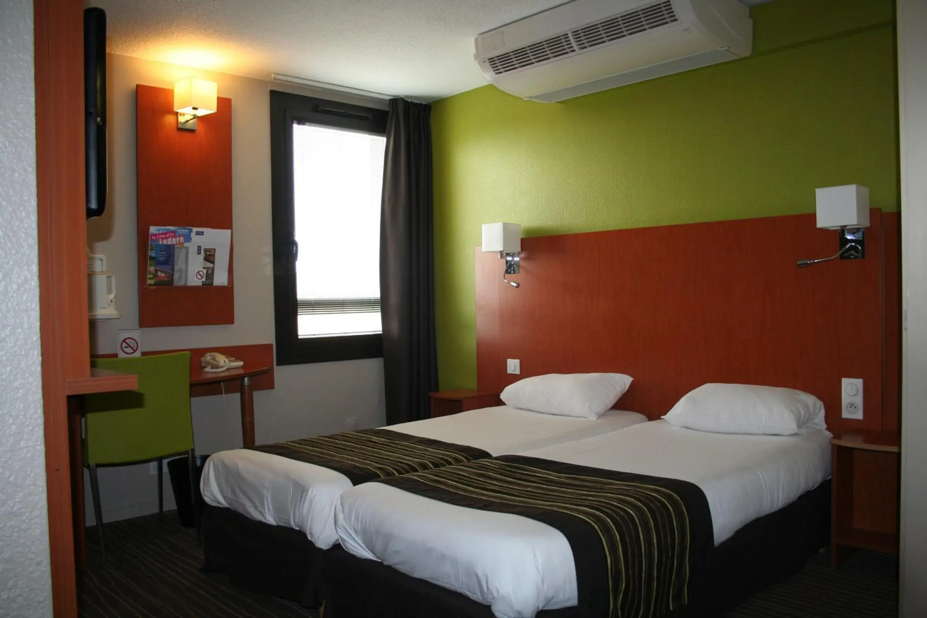 Photo of the whole room, Bed in Kyriad Dijon Est Mirande Photo of the whole room, Bed in Kyriad Dijon Est Mirande