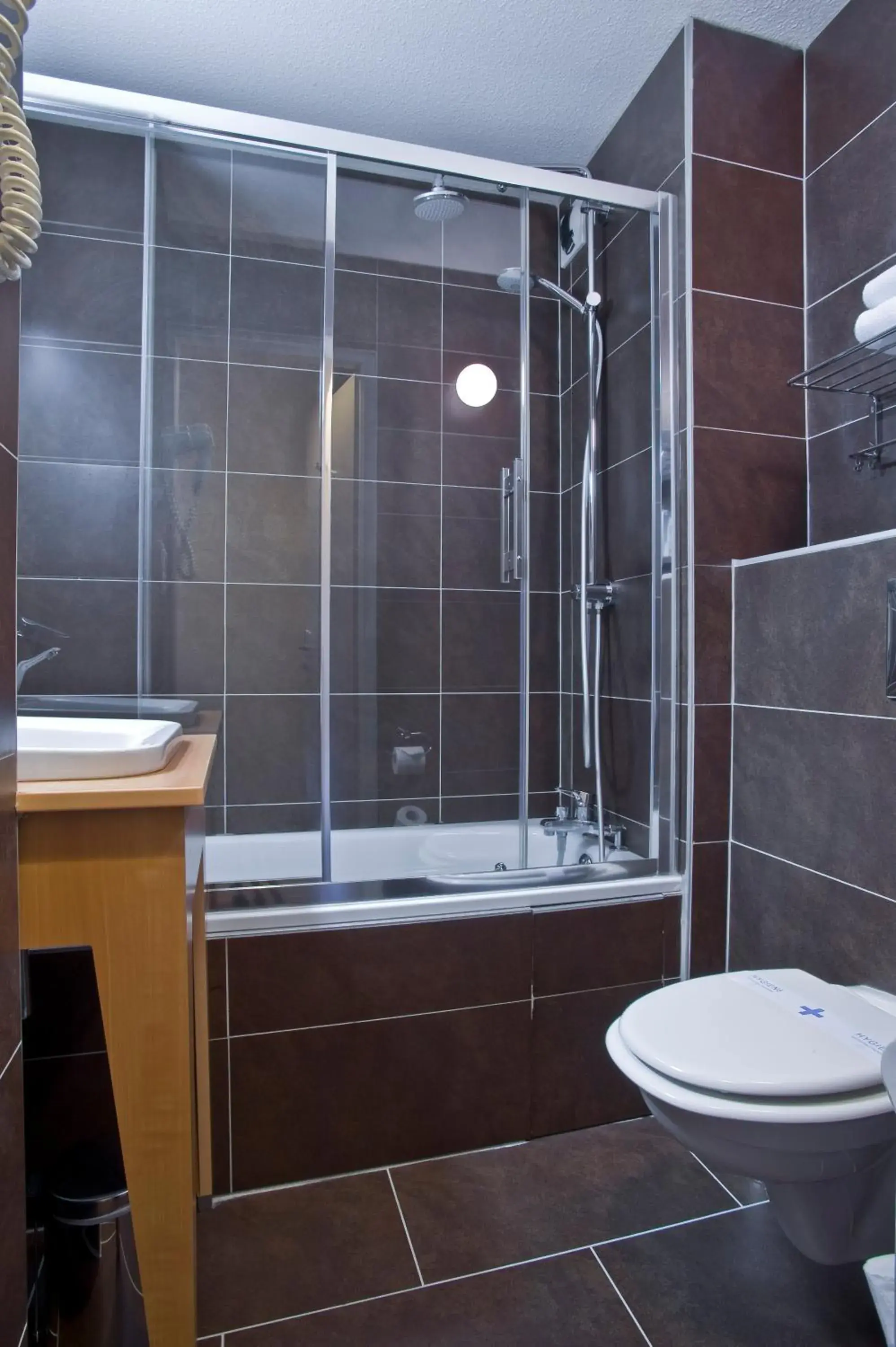 Bathroom in Kyriad Dijon Est Mirande Bathroom in Kyriad Dijon Est Mirande