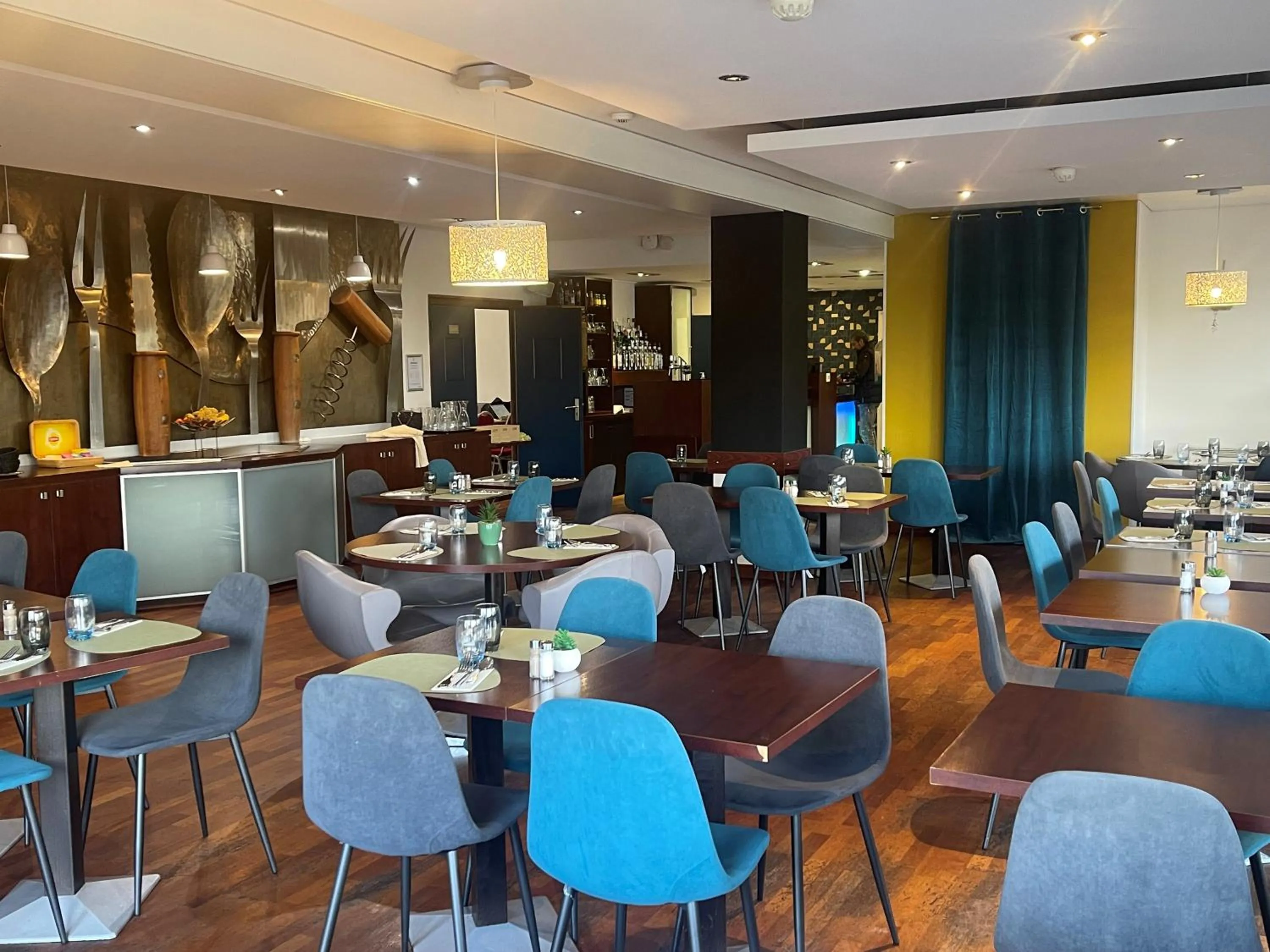 Restaurant/places to eat in Kyriad Dijon Est Mirande