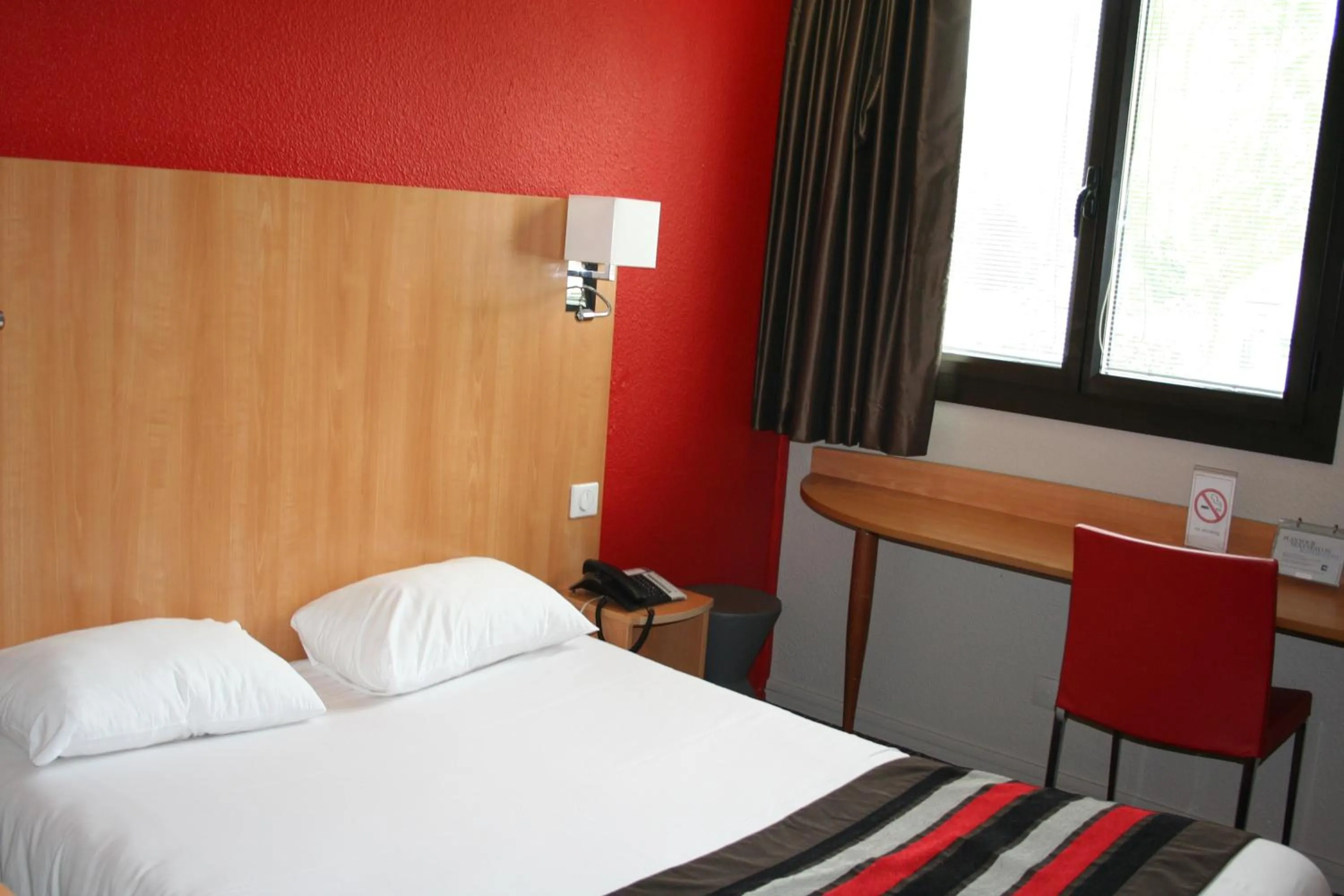 Photo of the whole room, Bed in Kyriad Dijon Est Mirande