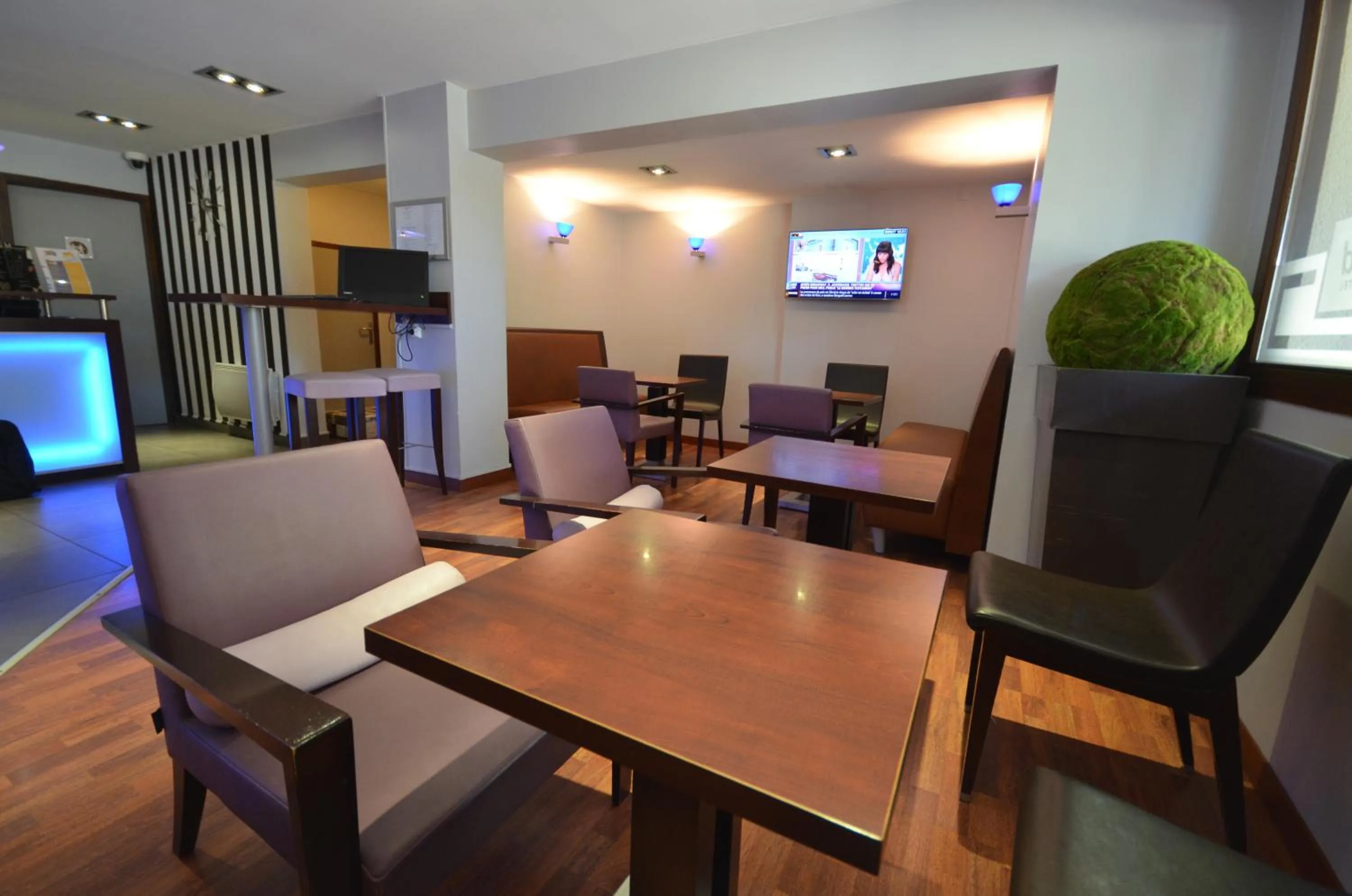 Seating area in Kyriad Dijon Est Mirande