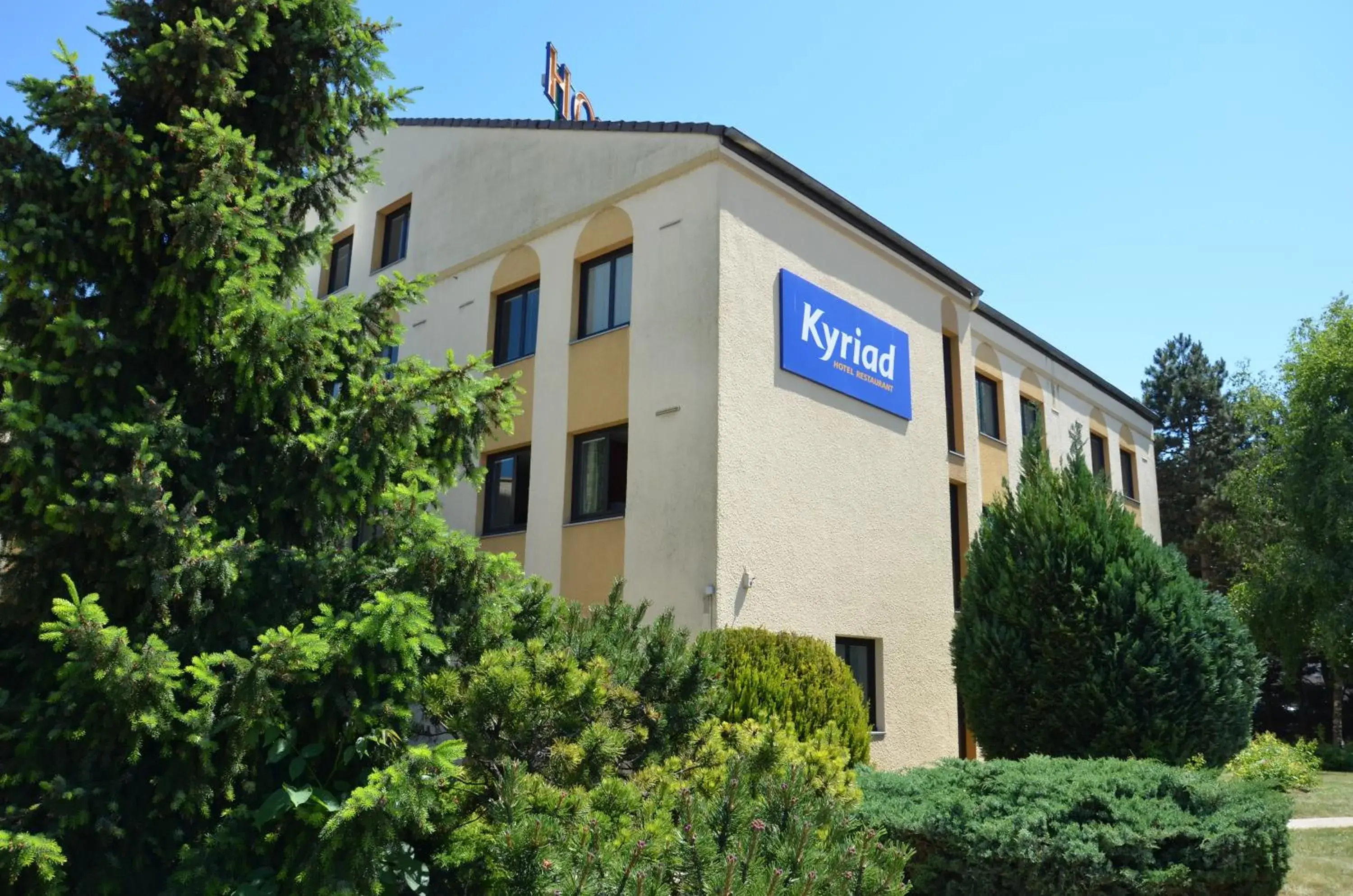 Facade/entrance in Kyriad Dijon Est Mirande Facade/entrance in Kyriad Dijon Est Mirande