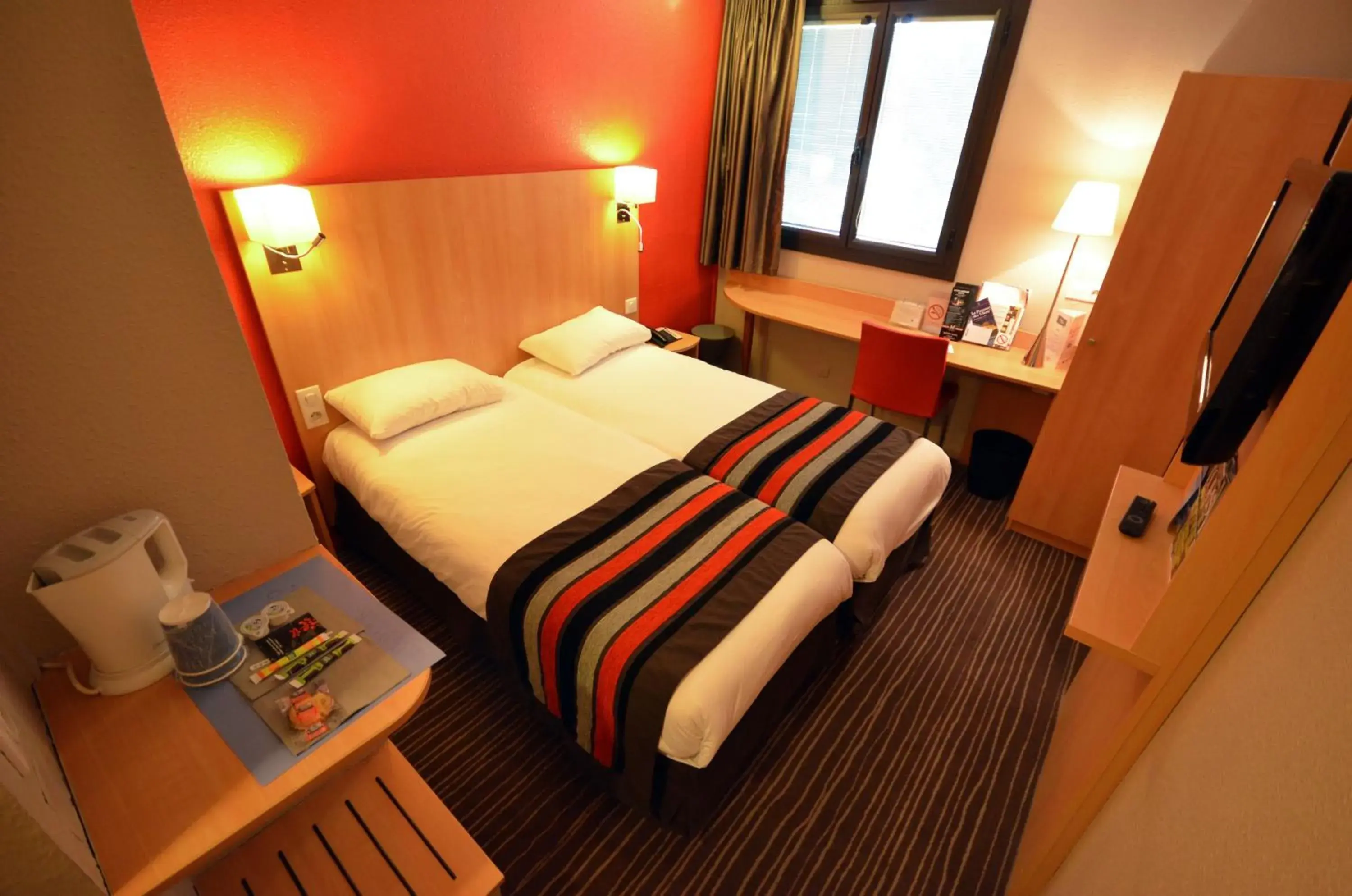 Coffee/tea facilities, Bed in Kyriad Dijon Est Mirande Coffee/tea facilities, Bed in Kyriad Dijon Est Mirande