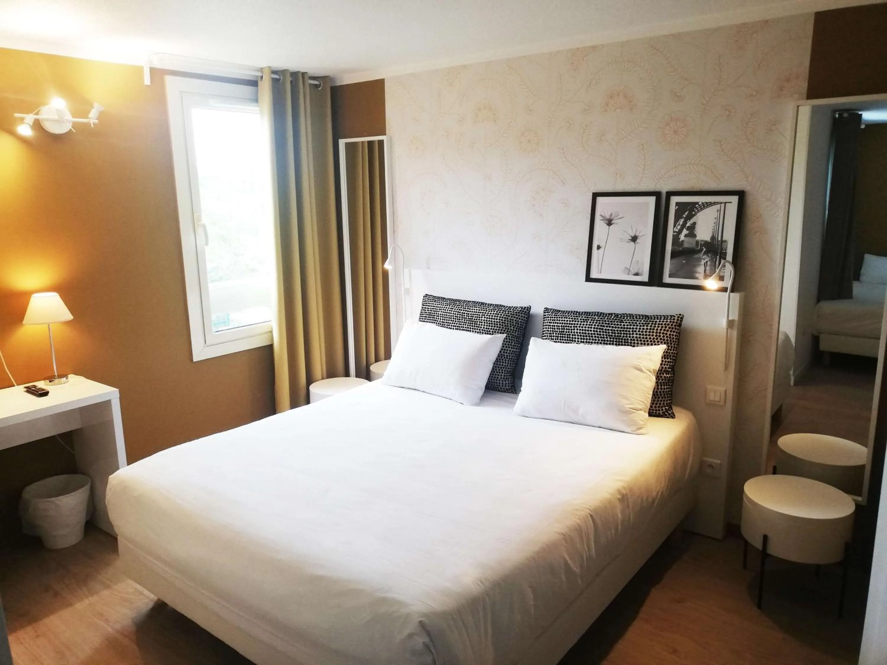 Bedroom, Bed in Brit Hotel Marseille Aéroport