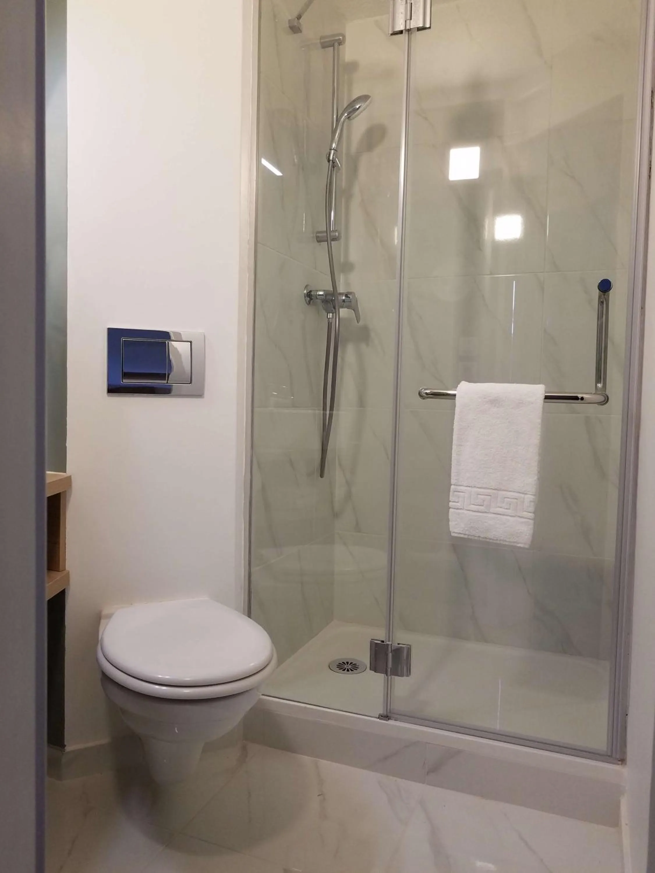 Shower in Brit Hotel Marseille Aéroport