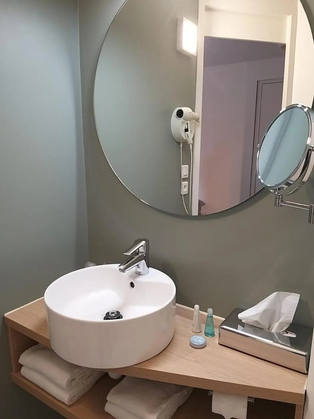 Bathroom in Brit Hotel Marseille Aéroport