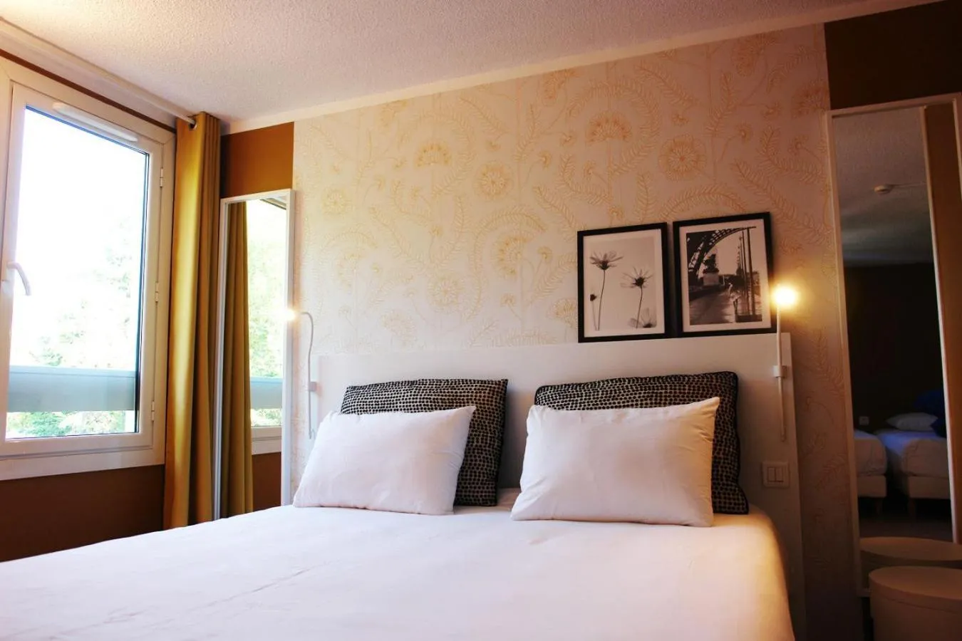 Photo of the whole room, Bed in Brit Hotel Marseille Aéroport