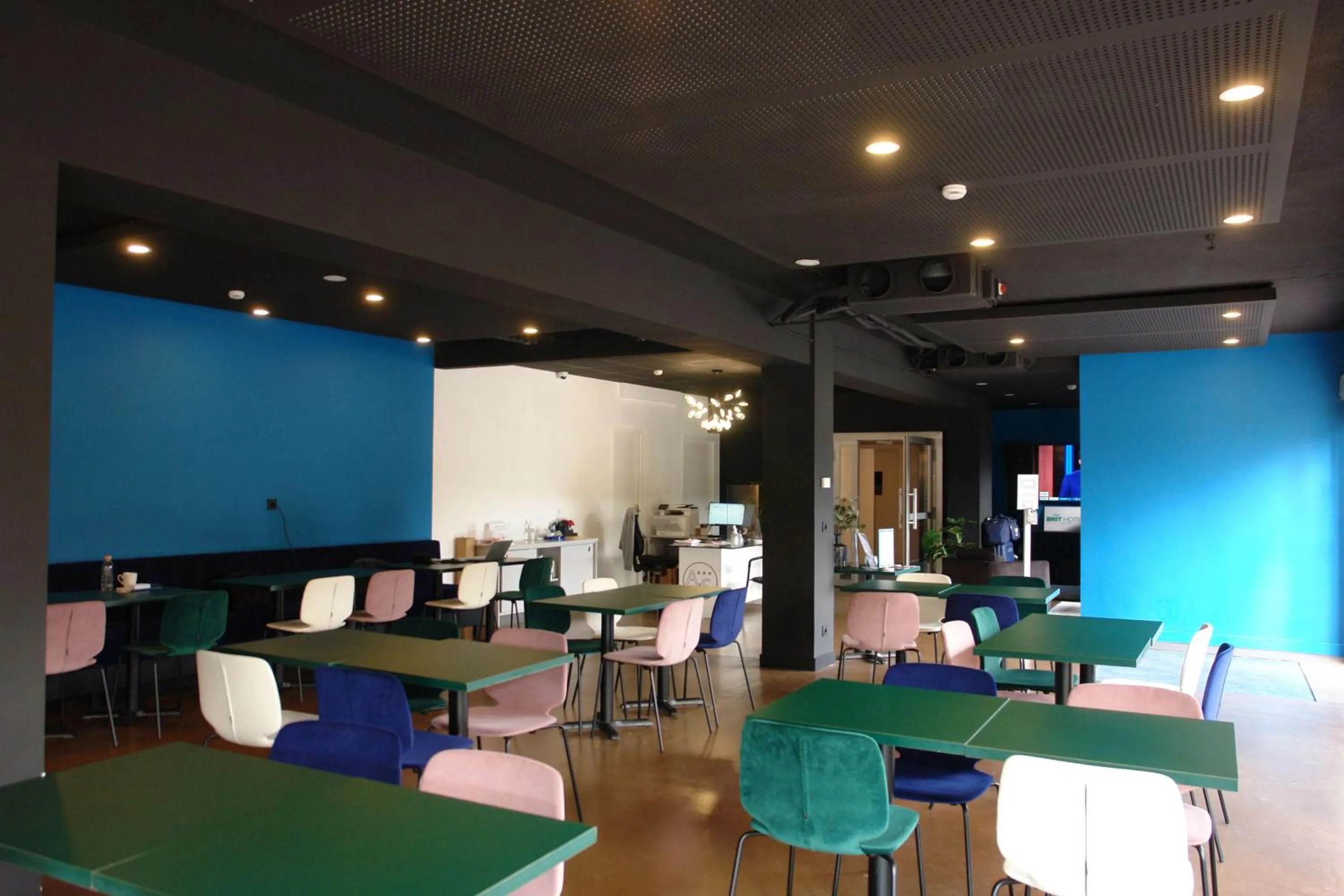 Restaurant/places to eat in Brit Hotel Marseille Aéroport