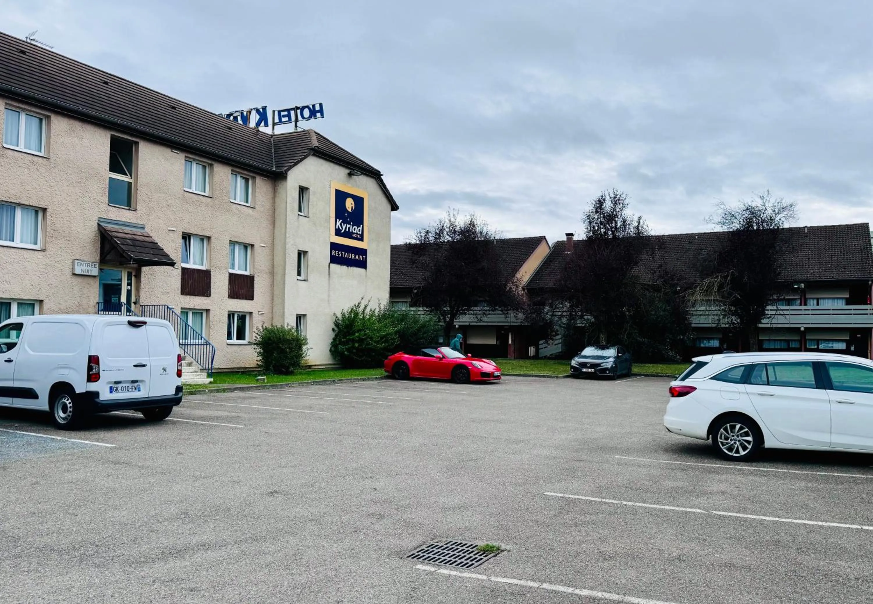 Parking in Hôtel Restaurant Kyriad Mulhouse Nord Illzach