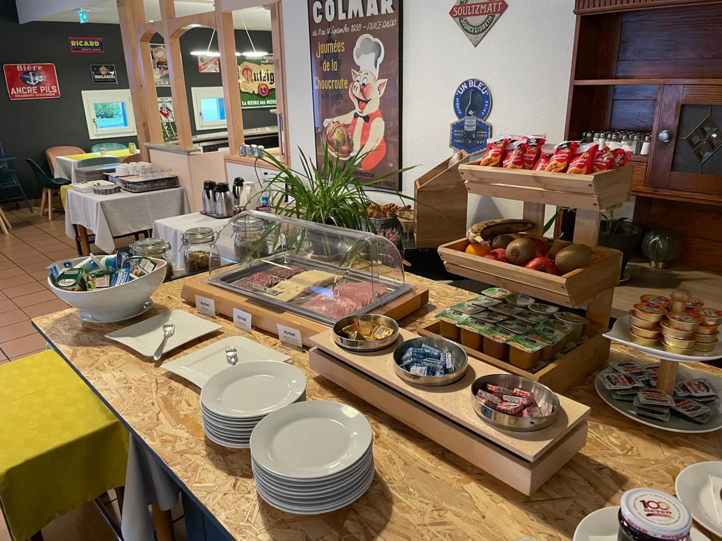 Buffet breakfast in Hôtel Restaurant Kyriad Mulhouse Nord Illzach