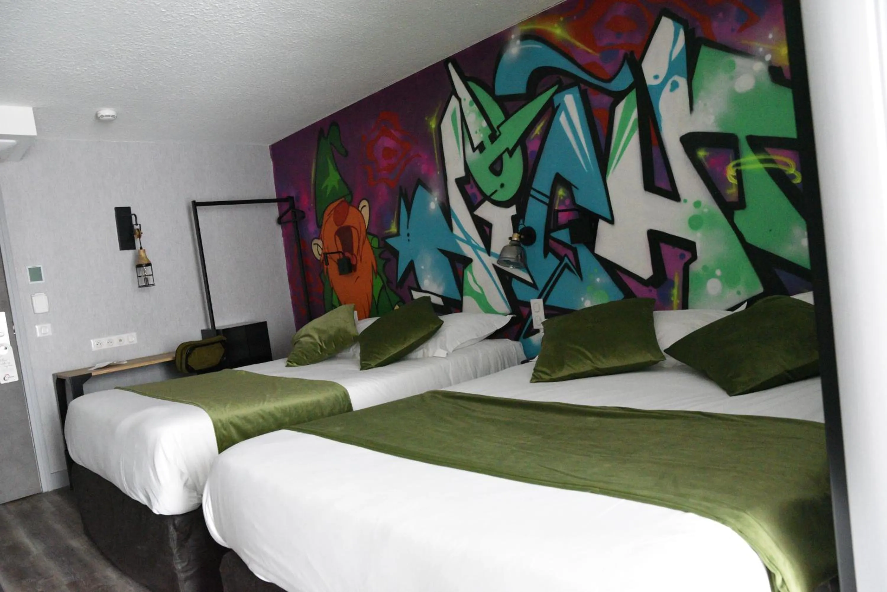 Bedroom, Bed in The Originals Boutique, Hôtel Montélimar