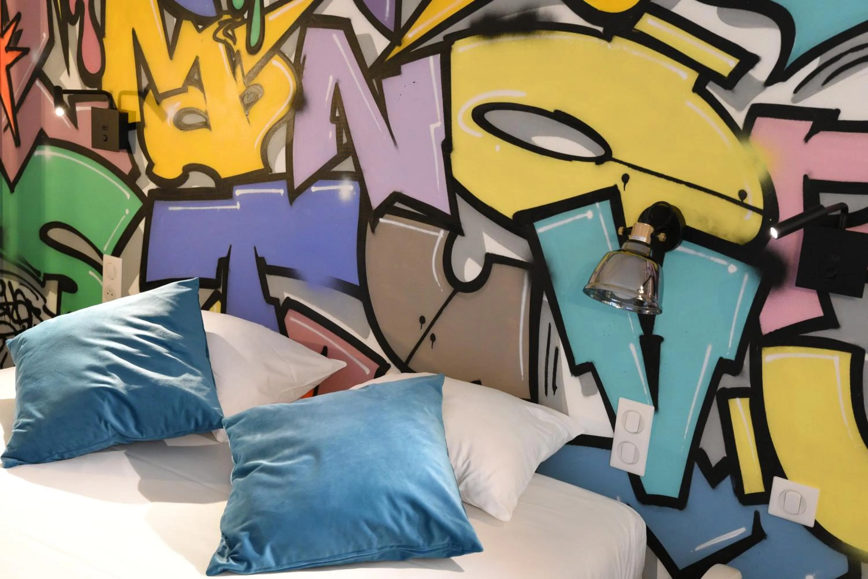 Bed in The Originals Boutique, Hôtel Montélimar