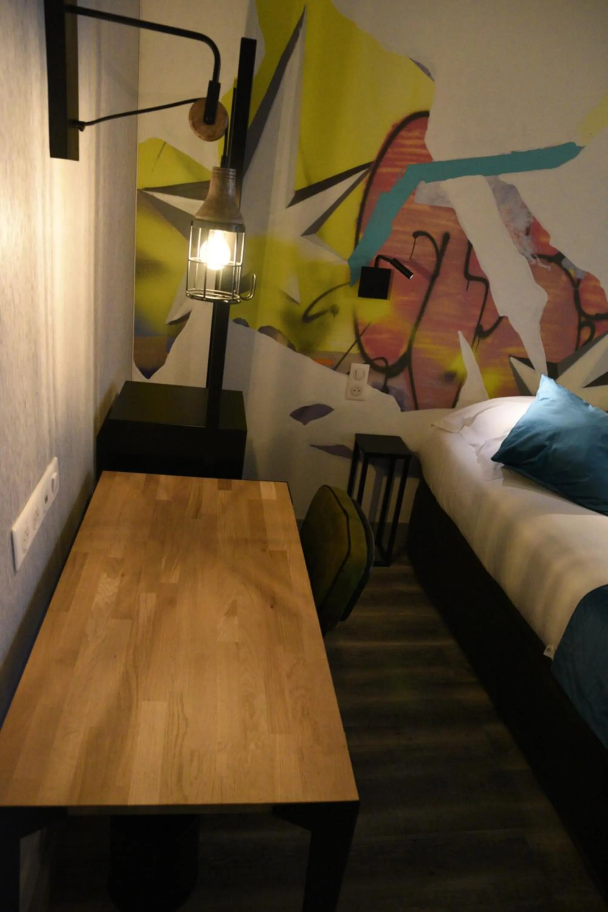 Photo of the whole room, Bed in The Originals Boutique, Hôtel Montélimar