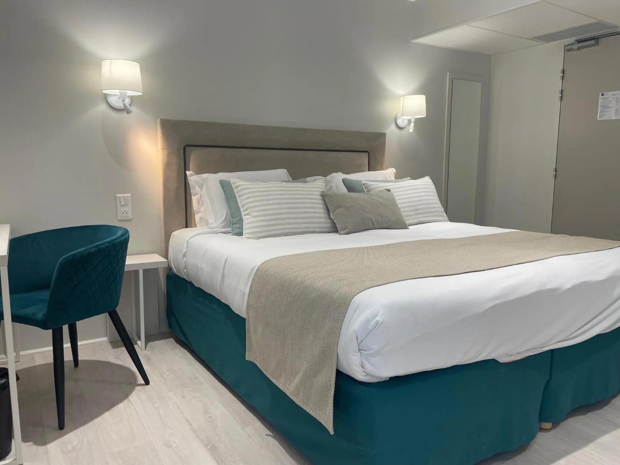 Inner courtyard view, Bed in Kyriad Saumur Hyper Centre Hôtel, Appartements, Séminaires et SPA soins Sothys Paris