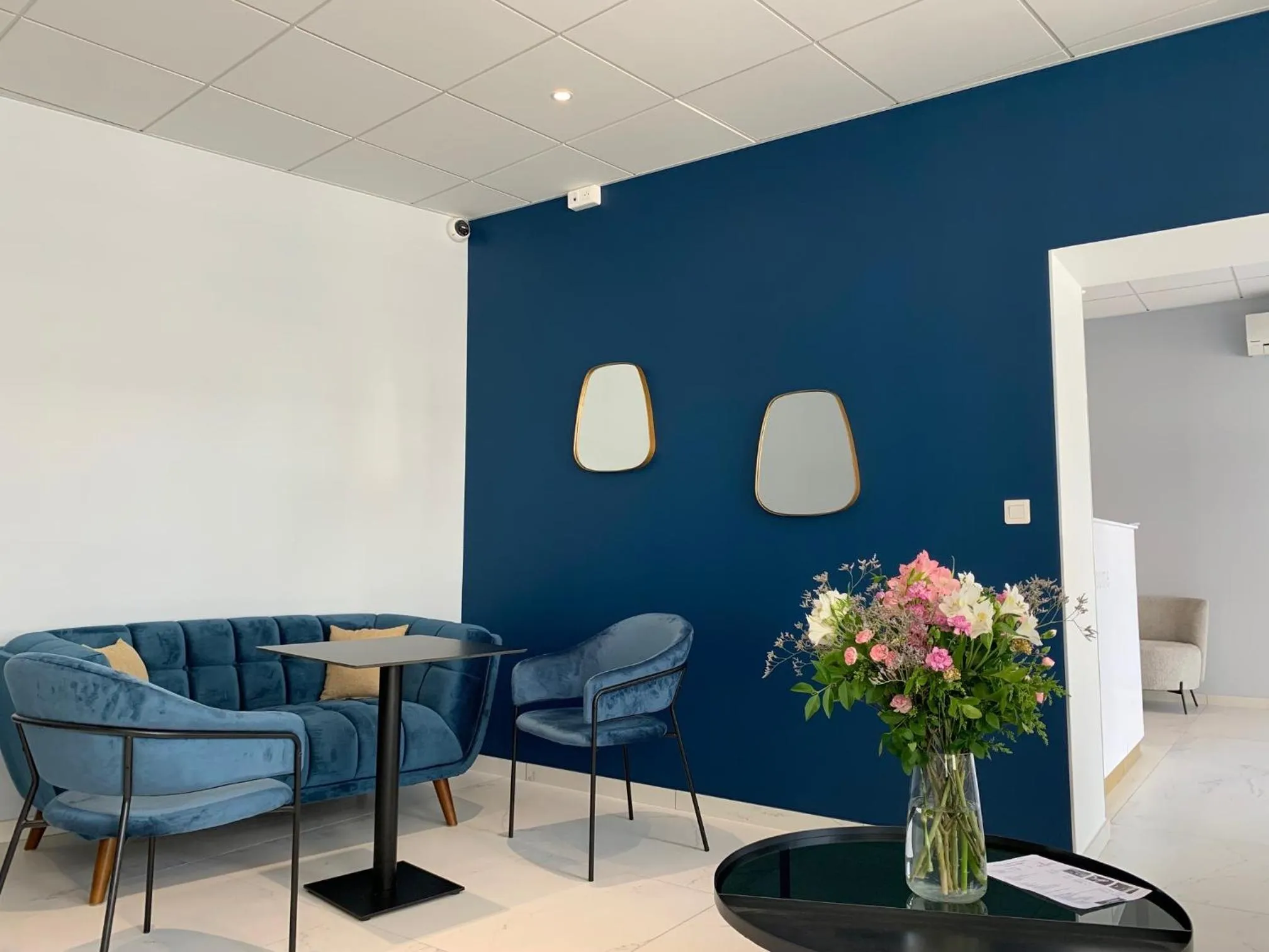 Lounge or bar in Kyriad Saumur Hyper Centre Hôtel, Appartements, Séminaires et SPA soins Sothys Paris