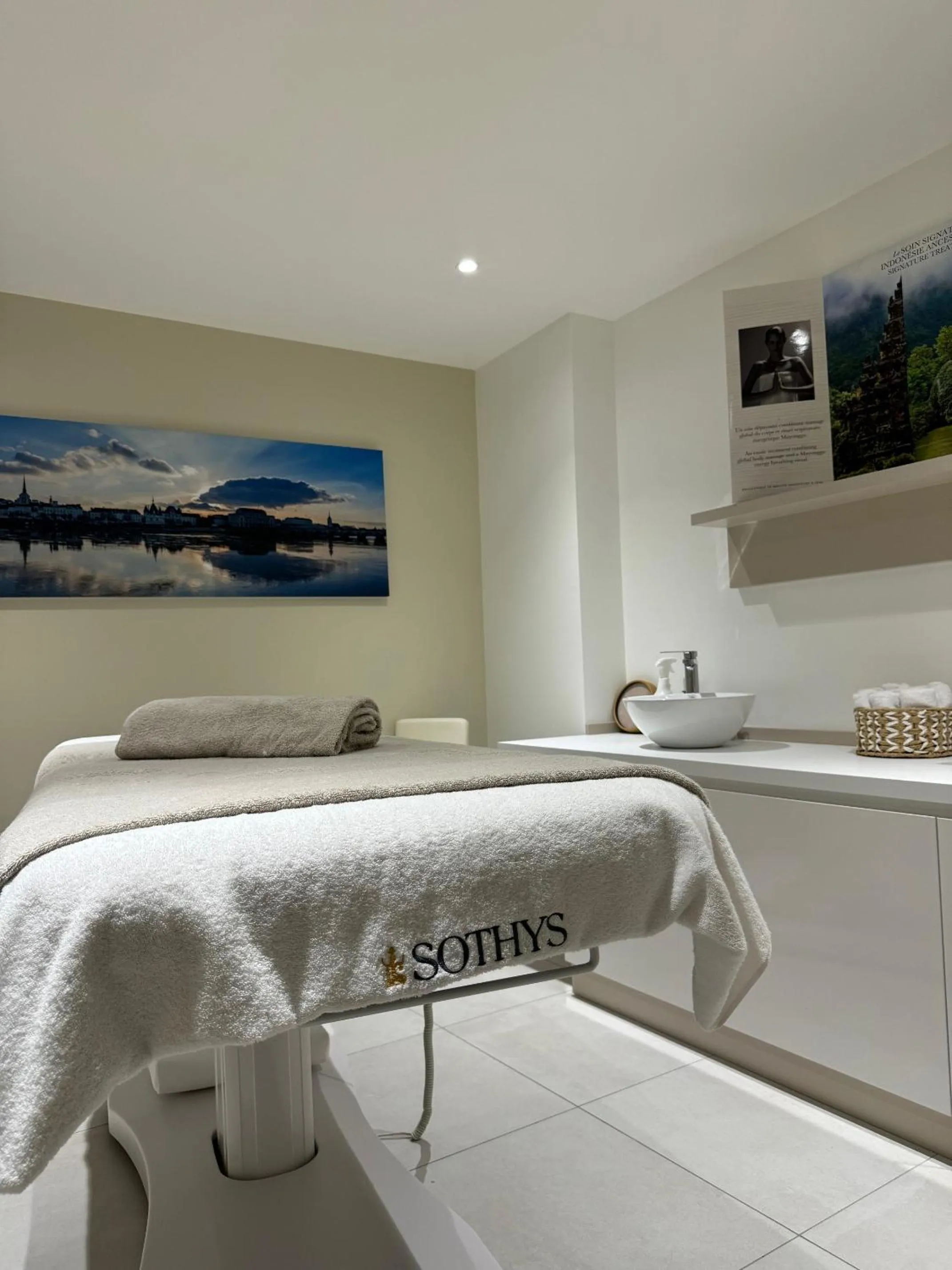 Spa and wellness centre/facilities in Kyriad Saumur Hyper Centre Hôtel, Appartements, Séminaires et SPA soins Sothys Paris