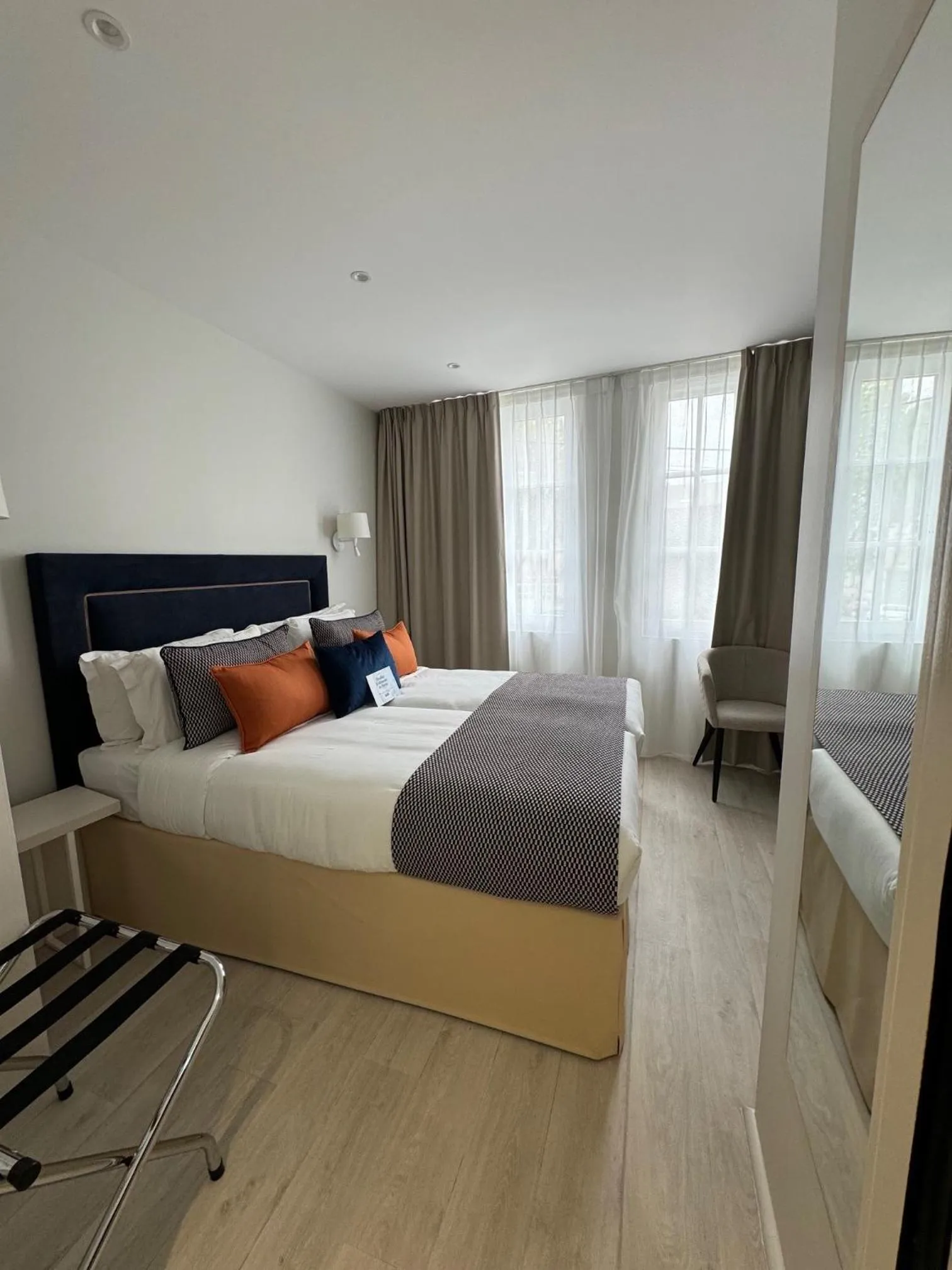 Inner courtyard view, Bed in Kyriad Saumur Hyper Centre Hôtel, Appartements, Séminaires et SPA soins Sothys Paris