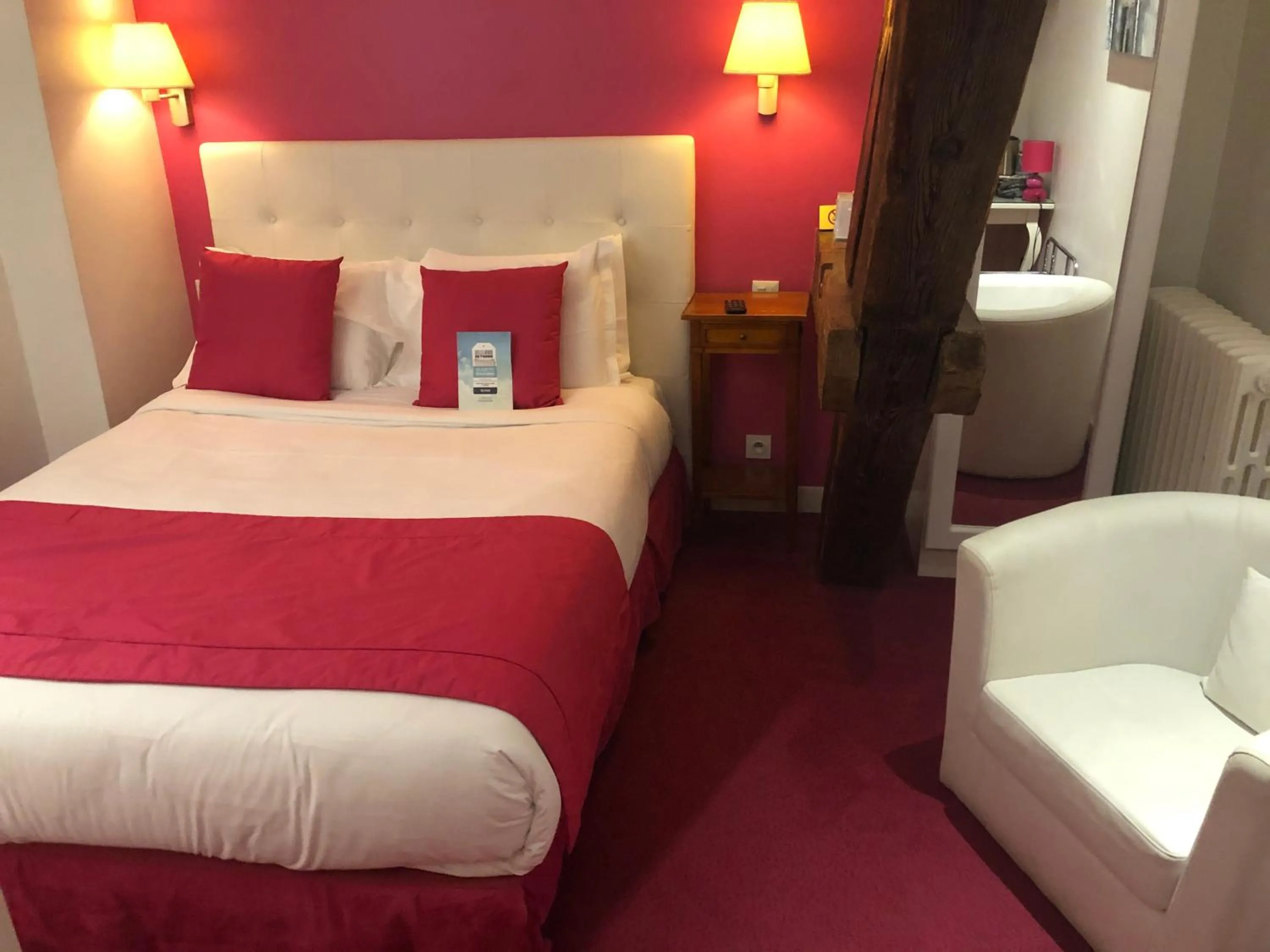 Shower, Bed in Kyriad Saumur Hyper Centre Hôtel, Appartements, Séminaires et SPA soins Sothys Paris