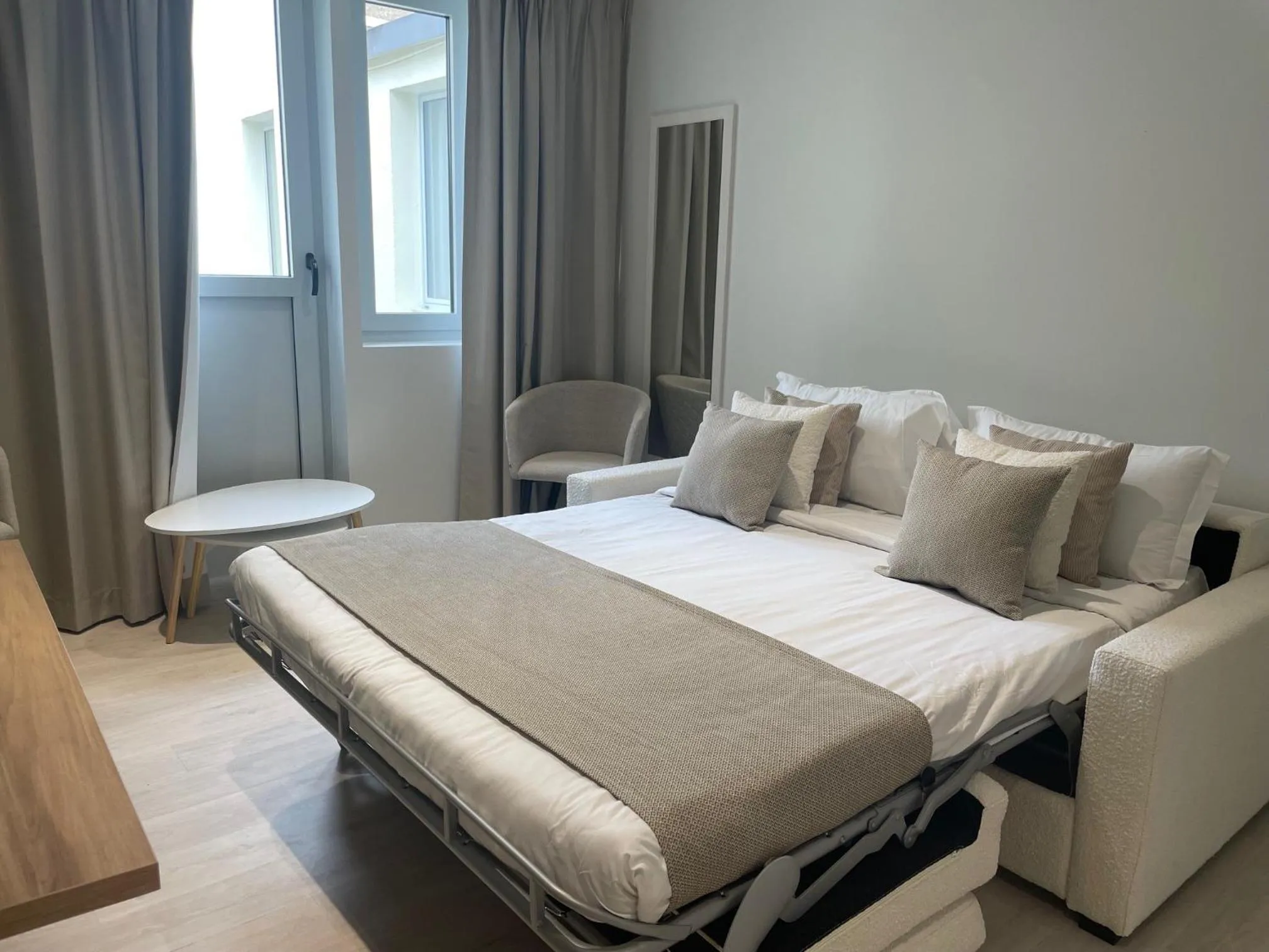 Inner courtyard view, Bed in Kyriad Saumur Hyper Centre Hôtel, Appartements, Séminaires et SPA soins Sothys Paris