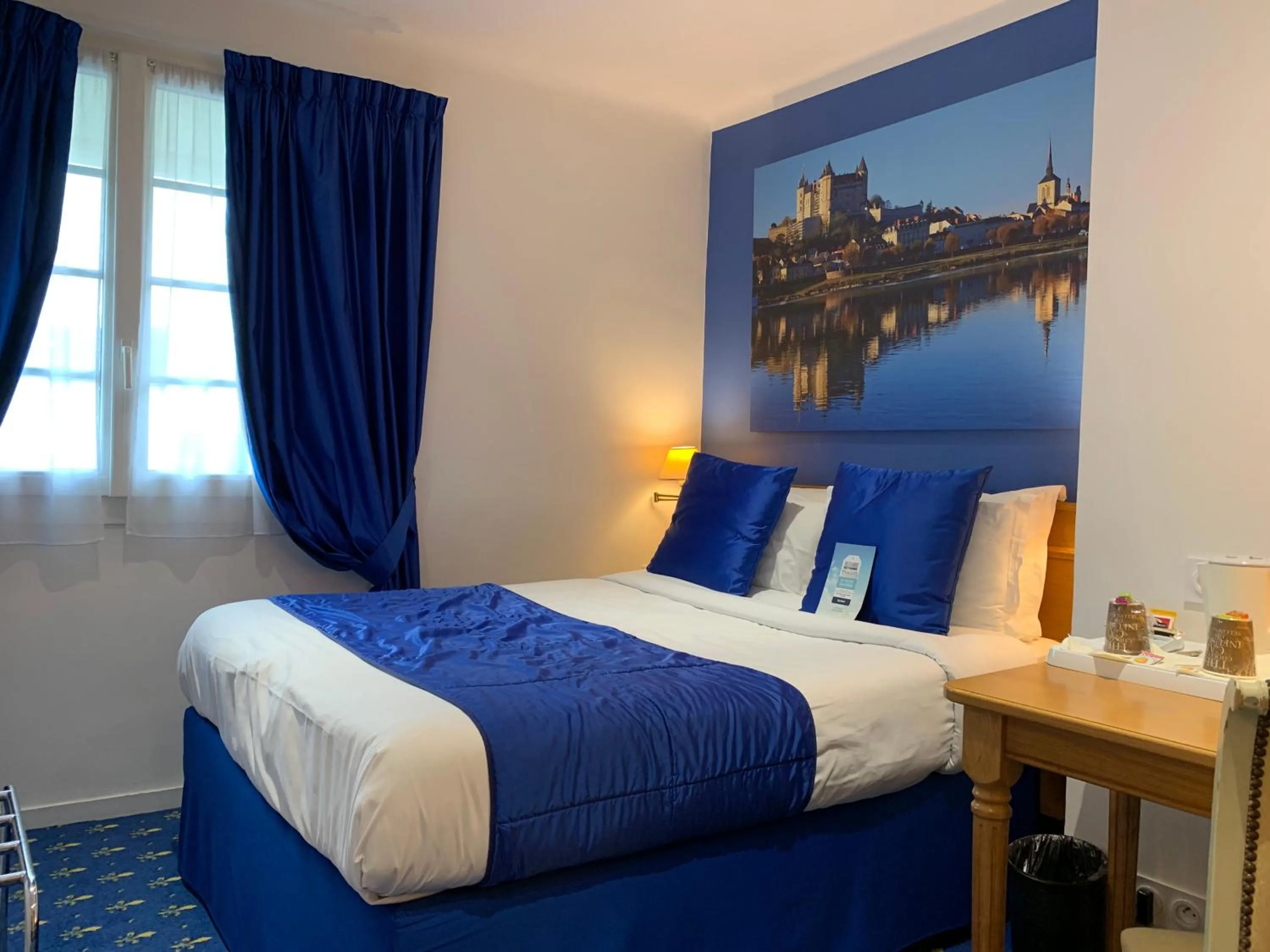 Shower, Bed in Kyriad Saumur Hyper Centre Hôtel, Appartements, Séminaires et SPA soins Sothys Paris