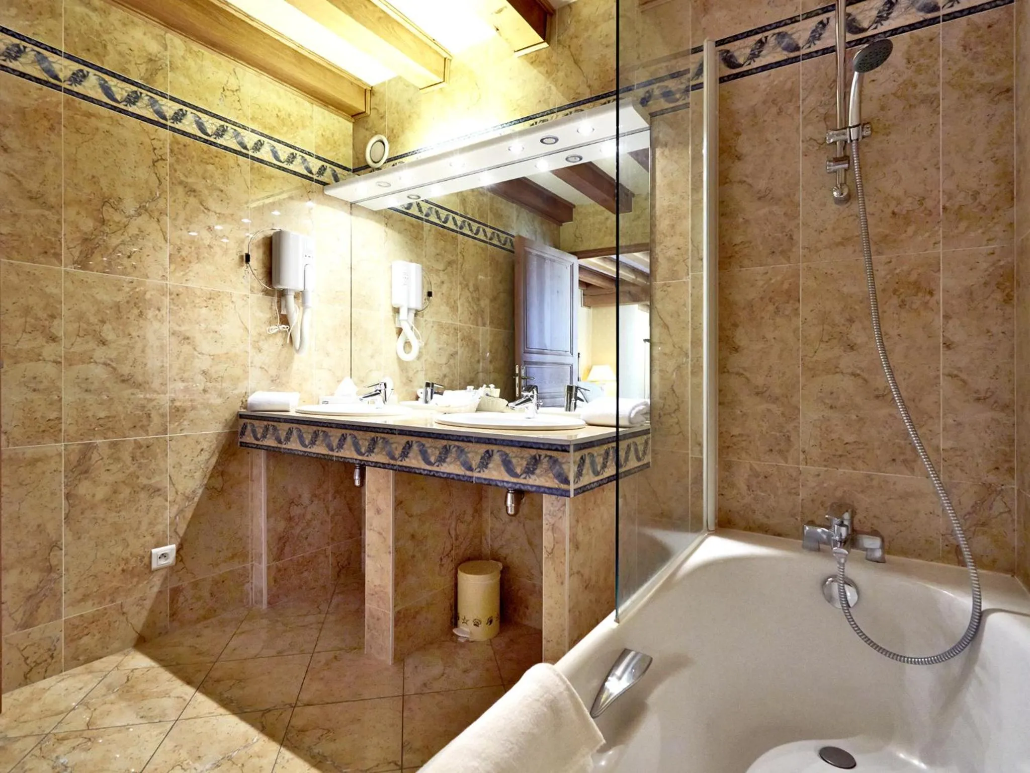 Toilet in Kyriad Saumur Hyper Centre Hôtel, Appartements, Séminaires et SPA soins Sothys Paris