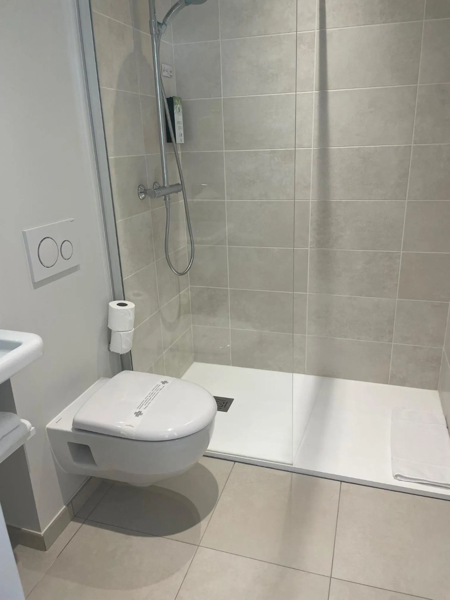 Bathroom in Kyriad Saumur Hyper Centre Hôtel, Appartements, Séminaires et SPA soins Sothys Paris