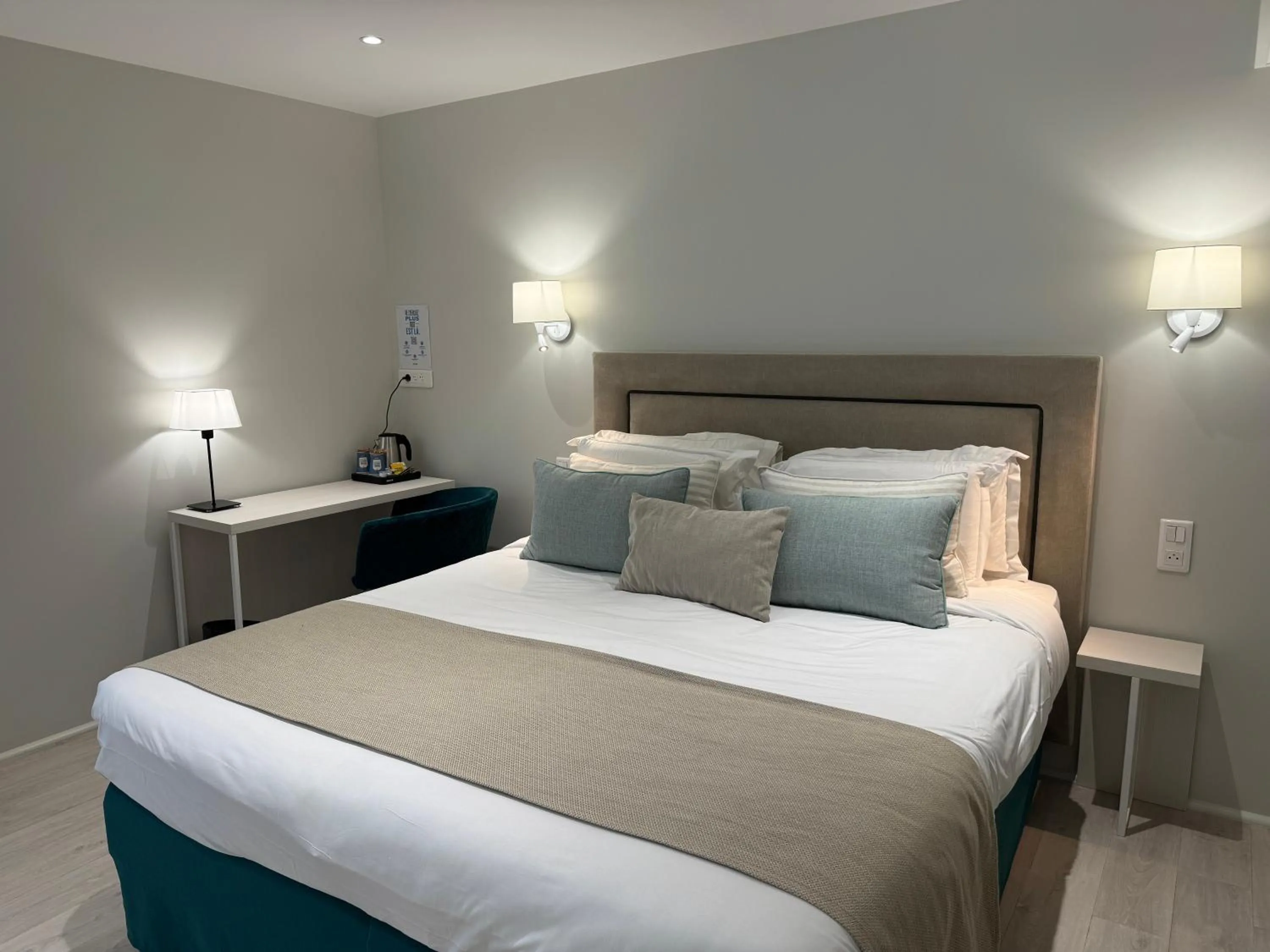 Inner courtyard view, Bed in Kyriad Saumur Hyper Centre Hôtel, Appartements, Séminaires et SPA soins Sothys Paris