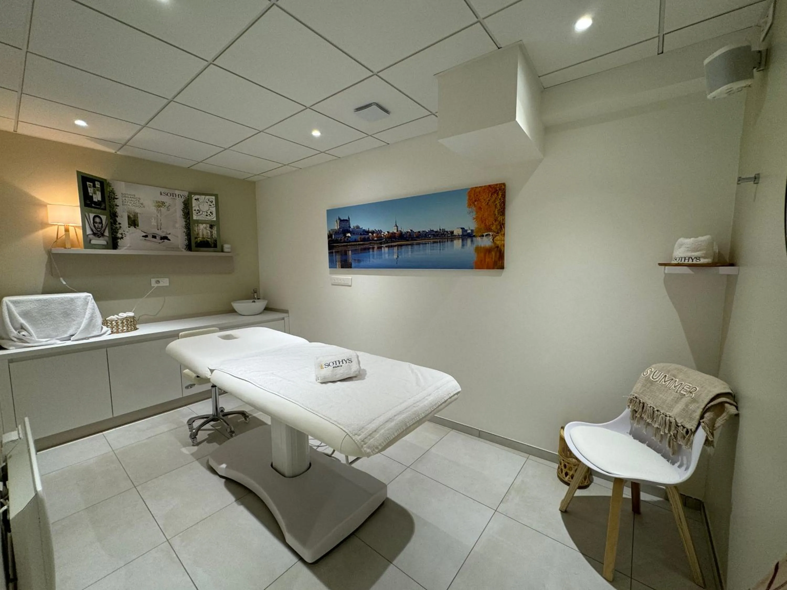 Massage in Kyriad Saumur Hyper Centre Hôtel, Appartements, Séminaires et SPA soins Sothys Paris