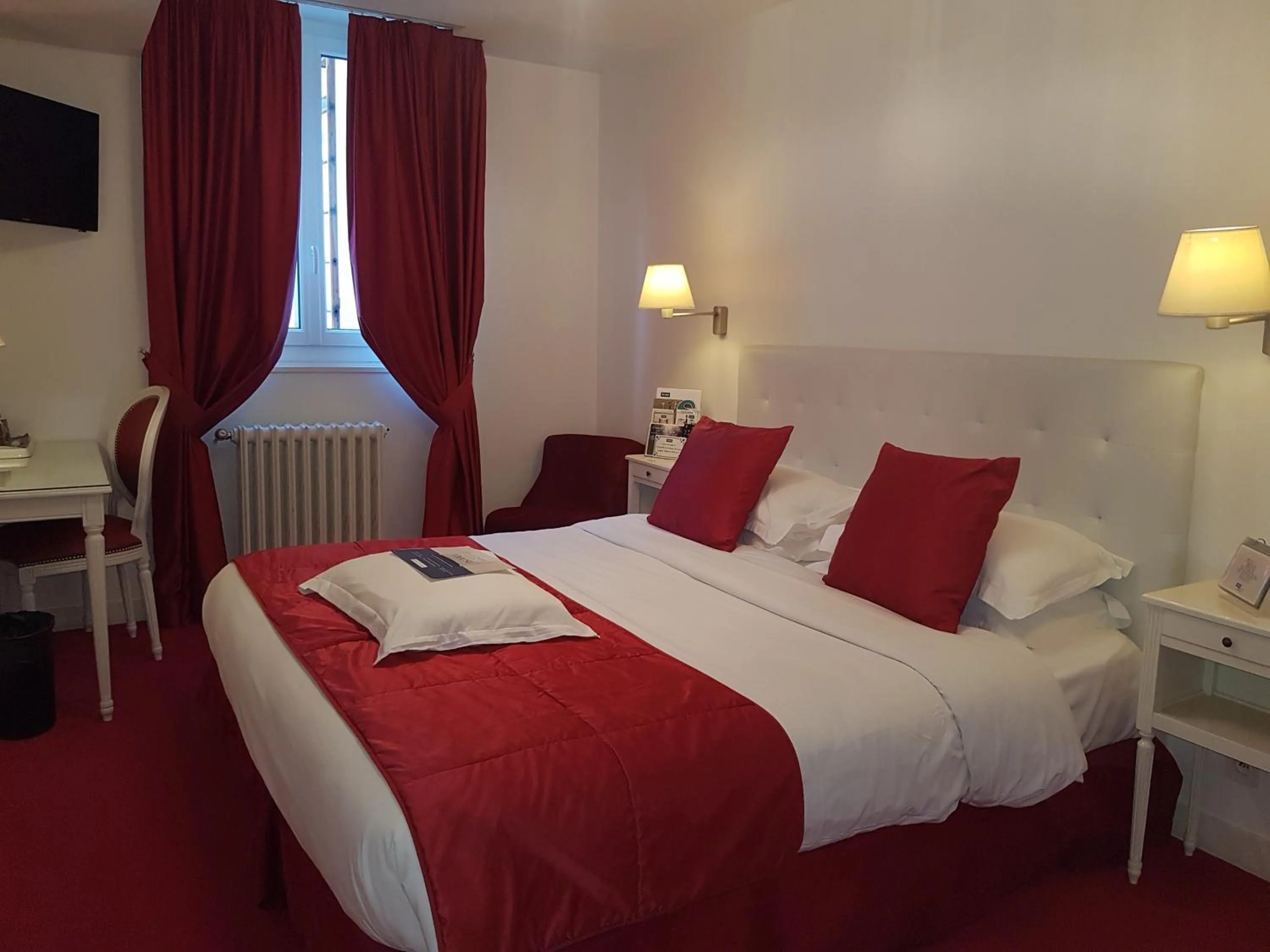 Coffee/tea facilities, Bed in Kyriad Saumur Hyper Centre Hôtel, Appartements, Séminaires et SPA soins Sothys Paris