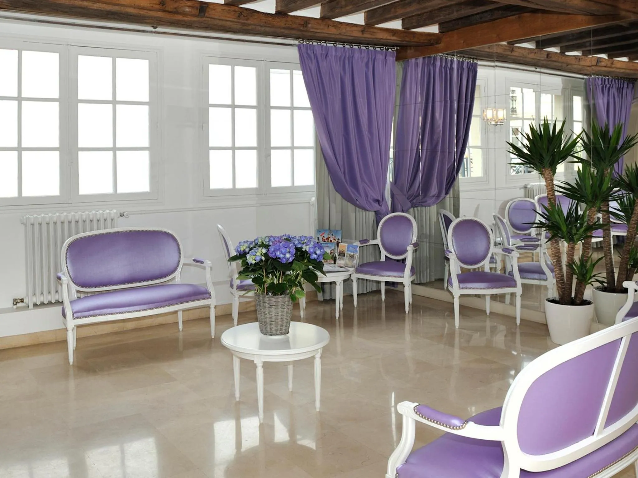 Communal lounge/ TV room in Kyriad Saumur Hyper Centre Hôtel, Appartements, Séminaires et SPA soins Sothys Paris