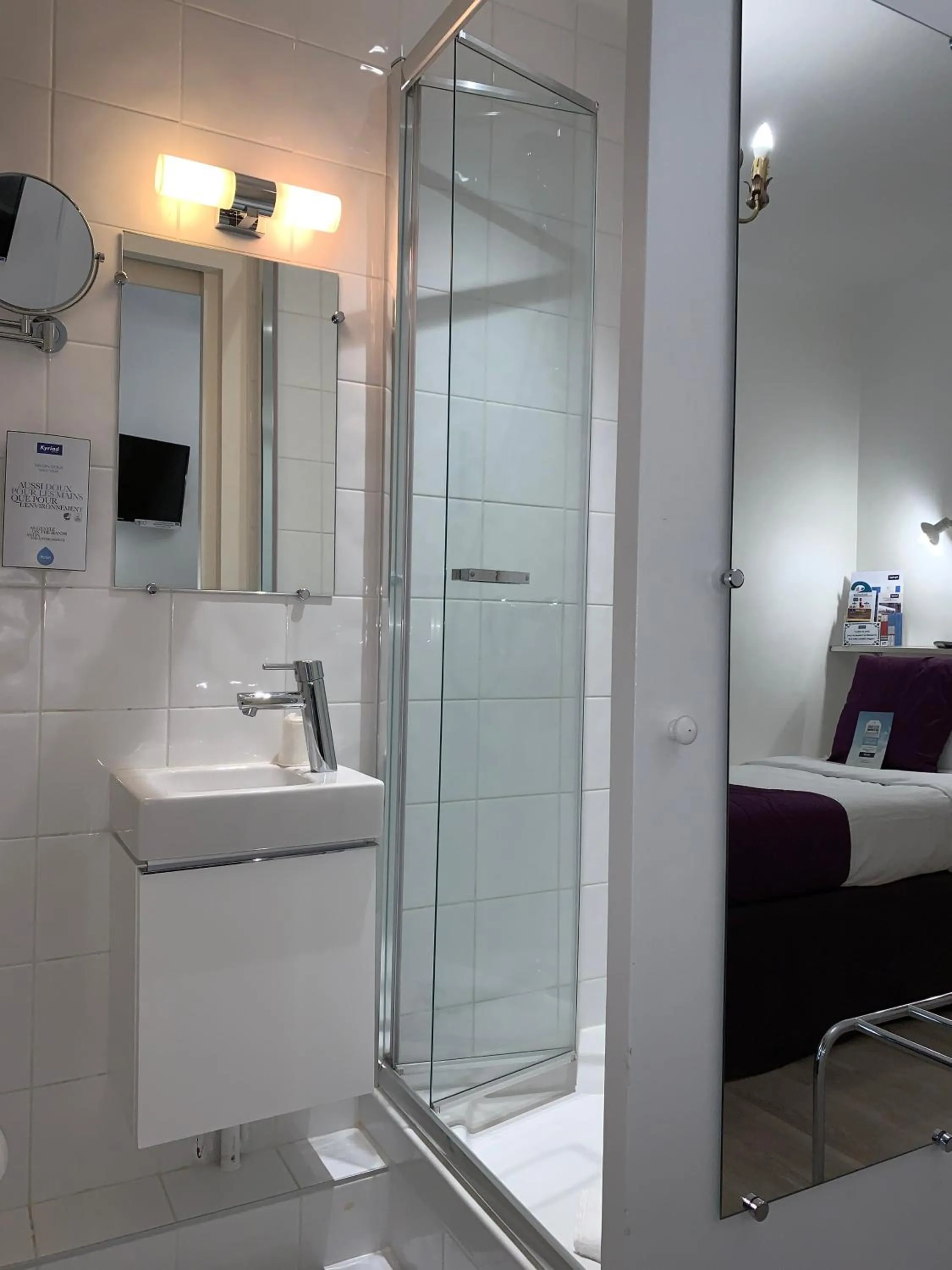 Shower in Kyriad Saumur Hyper Centre Hôtel, Appartements, Séminaires et SPA soins Sothys Paris