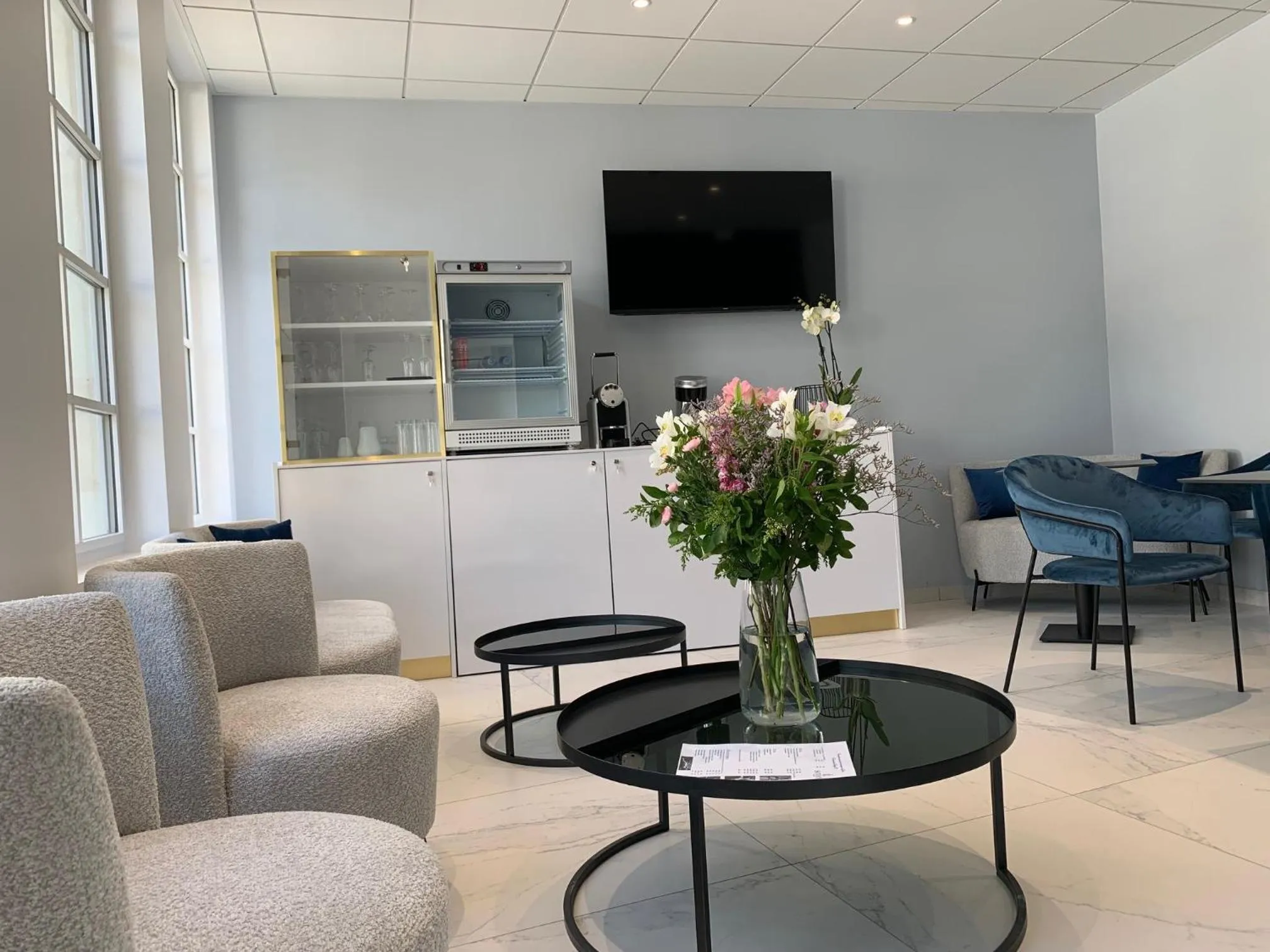 Lounge or bar in Kyriad Saumur Hyper Centre Hôtel, Appartements, Séminaires et SPA soins Sothys Paris