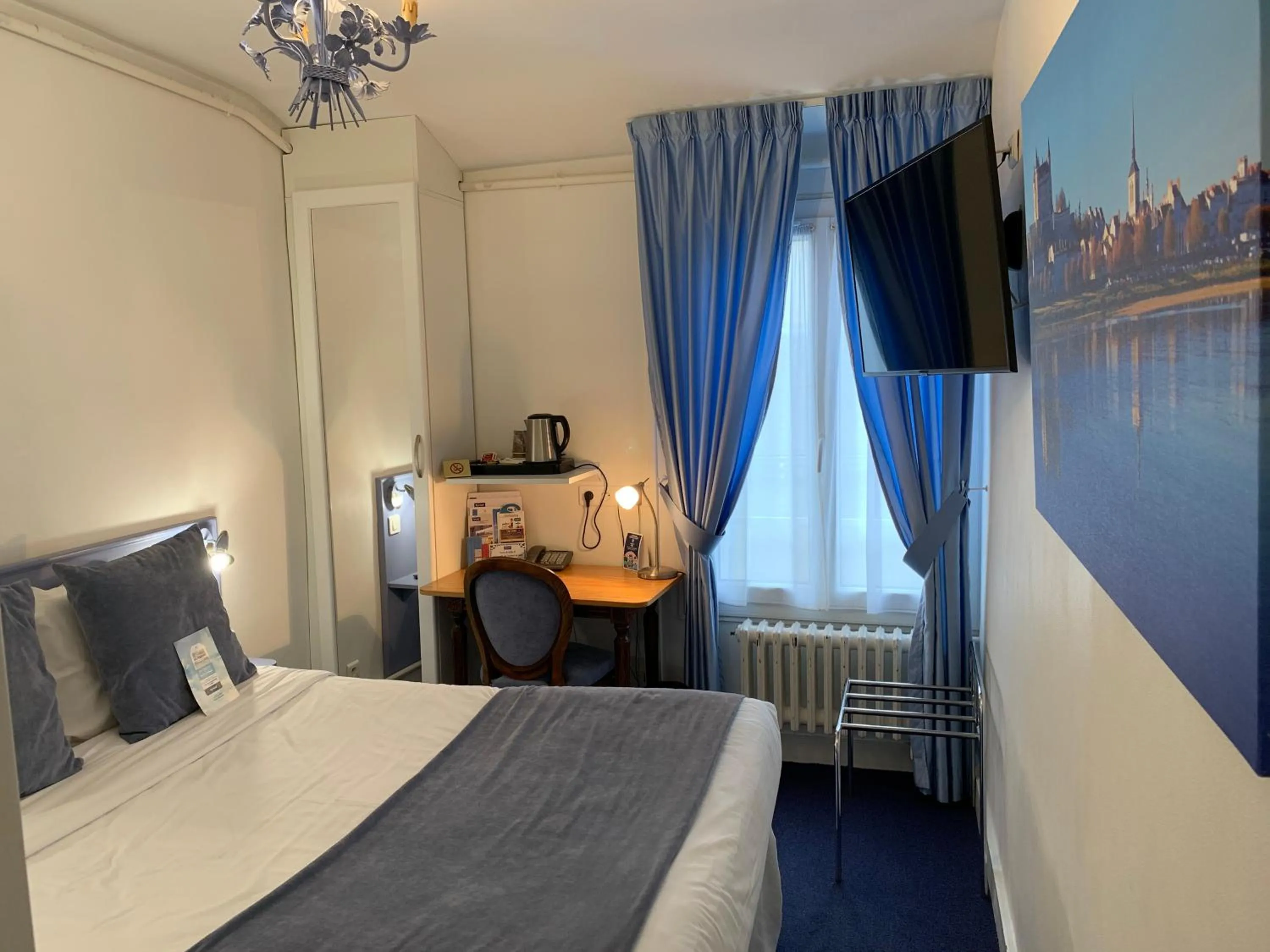 Shower, Bed in Kyriad Saumur Hyper Centre Hôtel, Appartements, Séminaires et SPA soins Sothys Paris