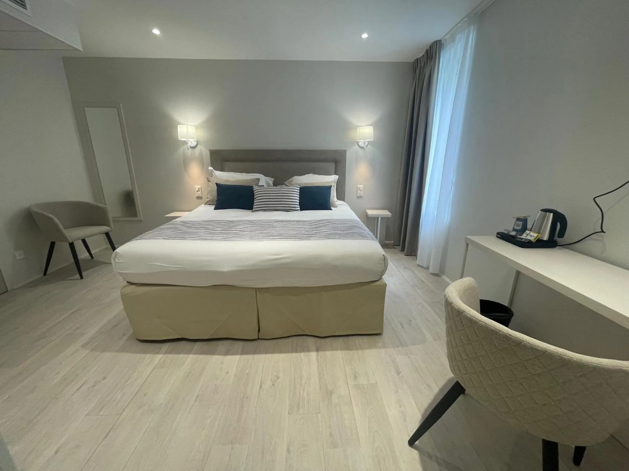 Inner courtyard view, Bed in Kyriad Saumur Hyper Centre Hôtel, Appartements, Séminaires et SPA soins Sothys Paris