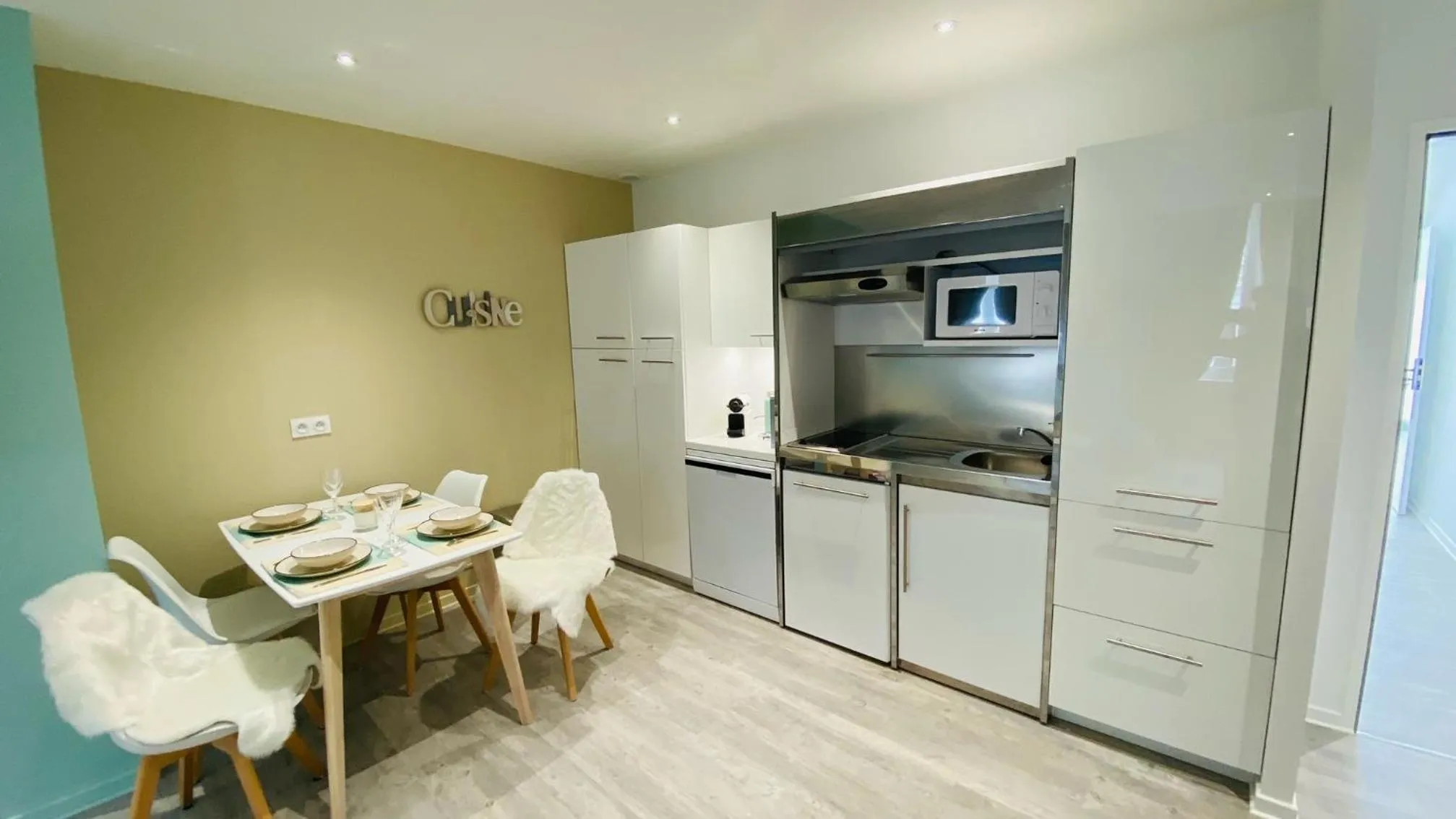 Kitchen or kitchenette in Kyriad Saumur Hyper Centre Hôtel, Appartements, Séminaires et SPA soins Sothys Paris