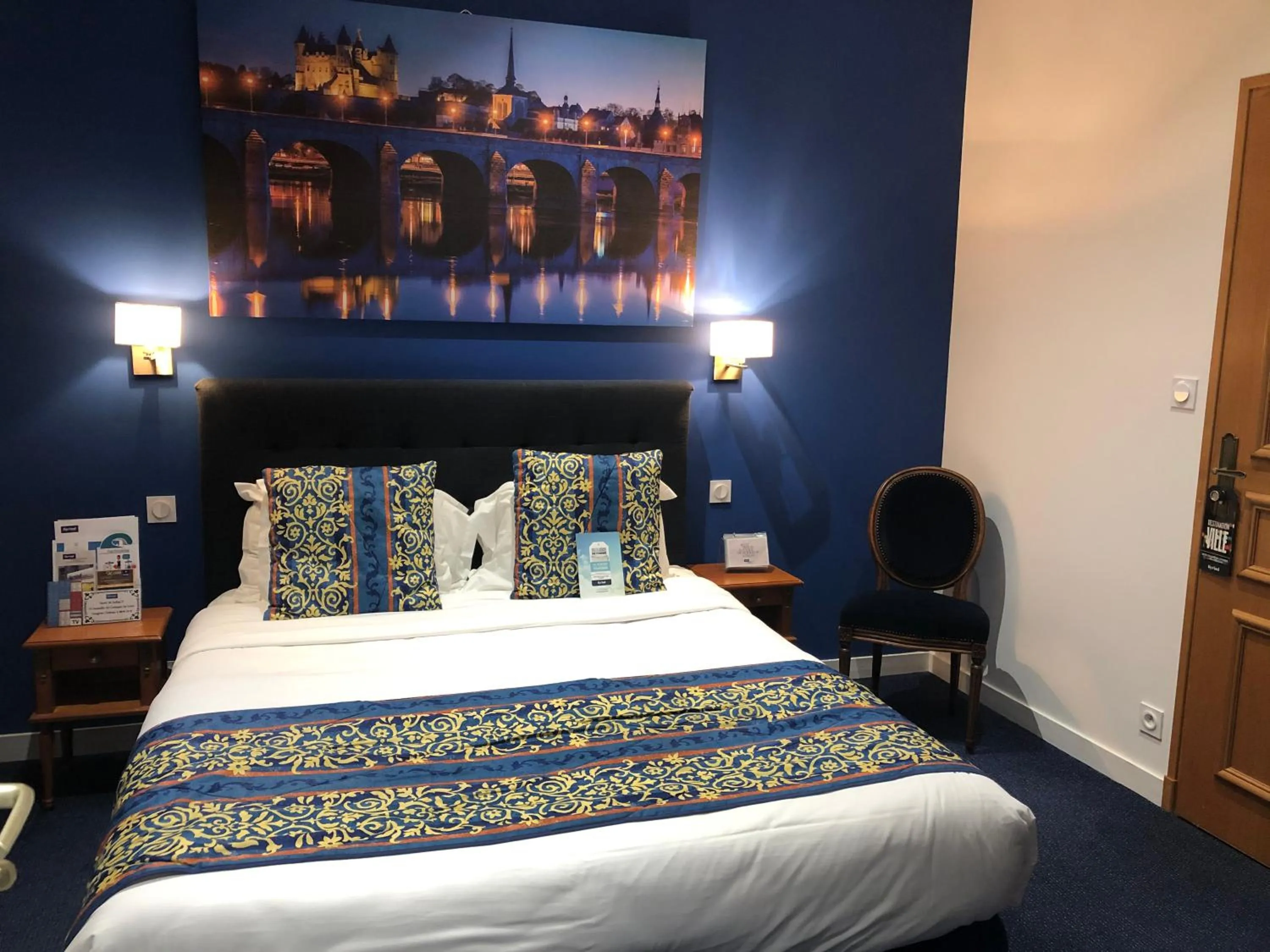 Bathroom, Bed in Kyriad Saumur Hyper Centre Hôtel, Appartements, Séminaires et SPA soins Sothys Paris