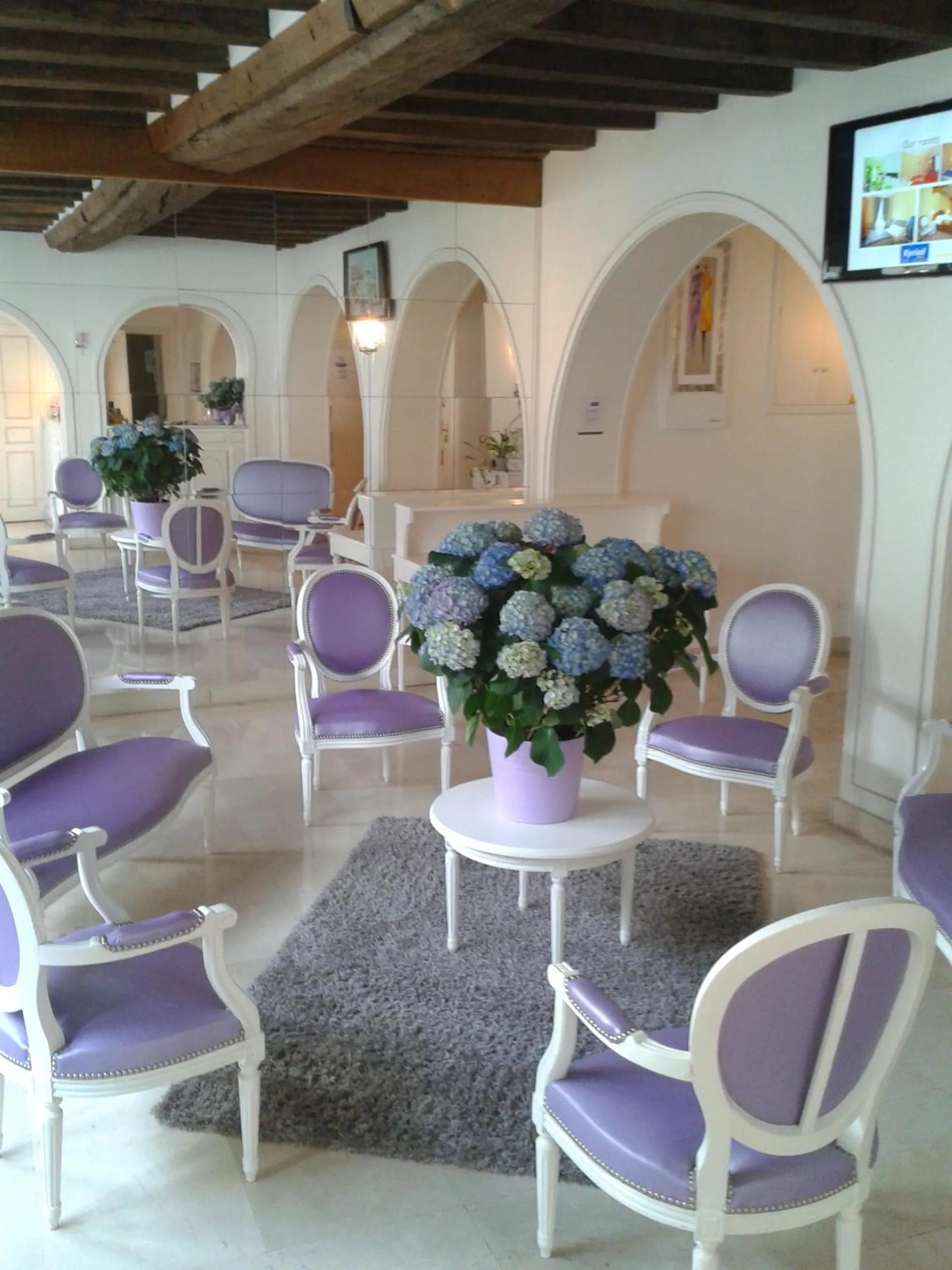 Lobby or reception in Kyriad Saumur Hyper Centre Hôtel, Appartements, Séminaires et SPA soins Sothys Paris