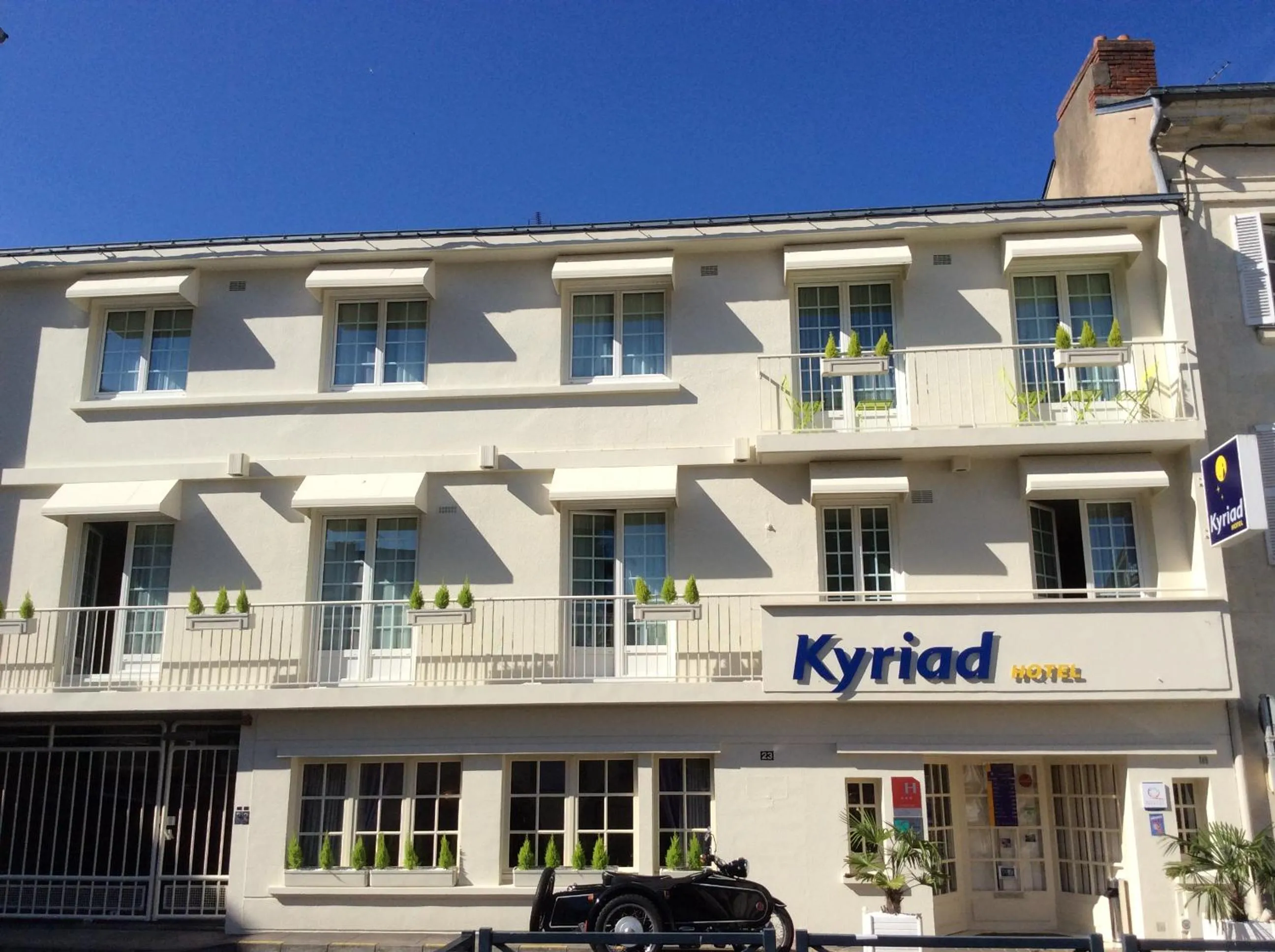 Facade/entrance in Kyriad Saumur Hyper Centre Hôtel, Appartements, Séminaires et SPA soins Sothys Paris