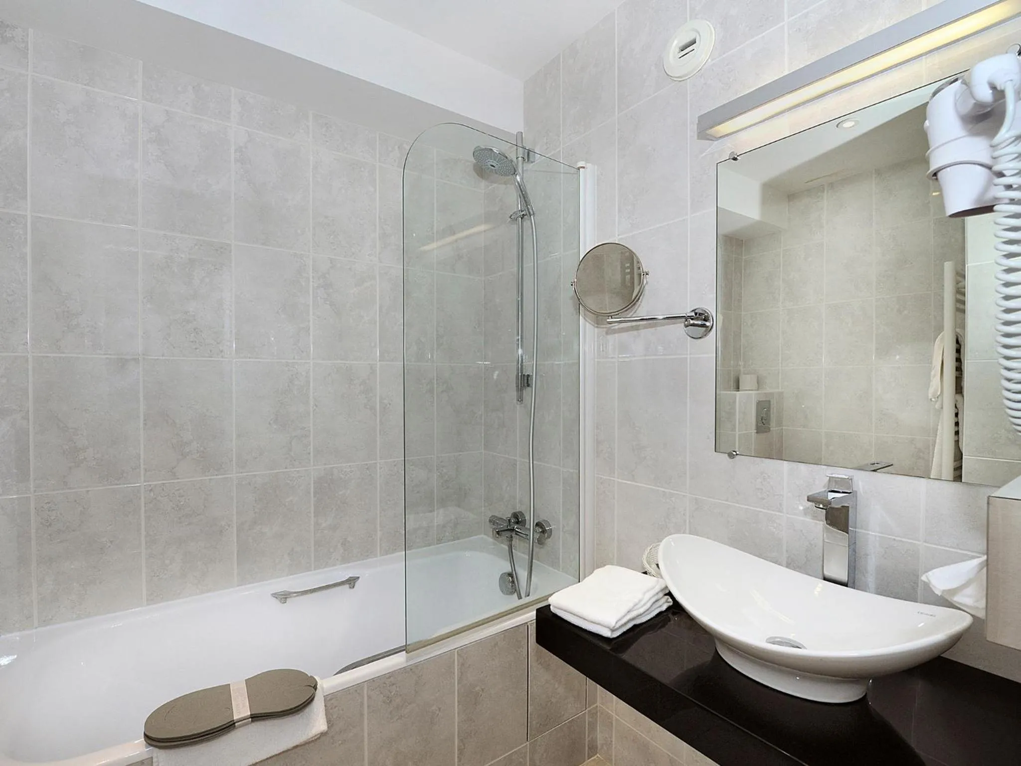 Bathroom in Kyriad Saumur Hyper Centre Hôtel, Appartements, Séminaires et SPA soins Sothys Paris