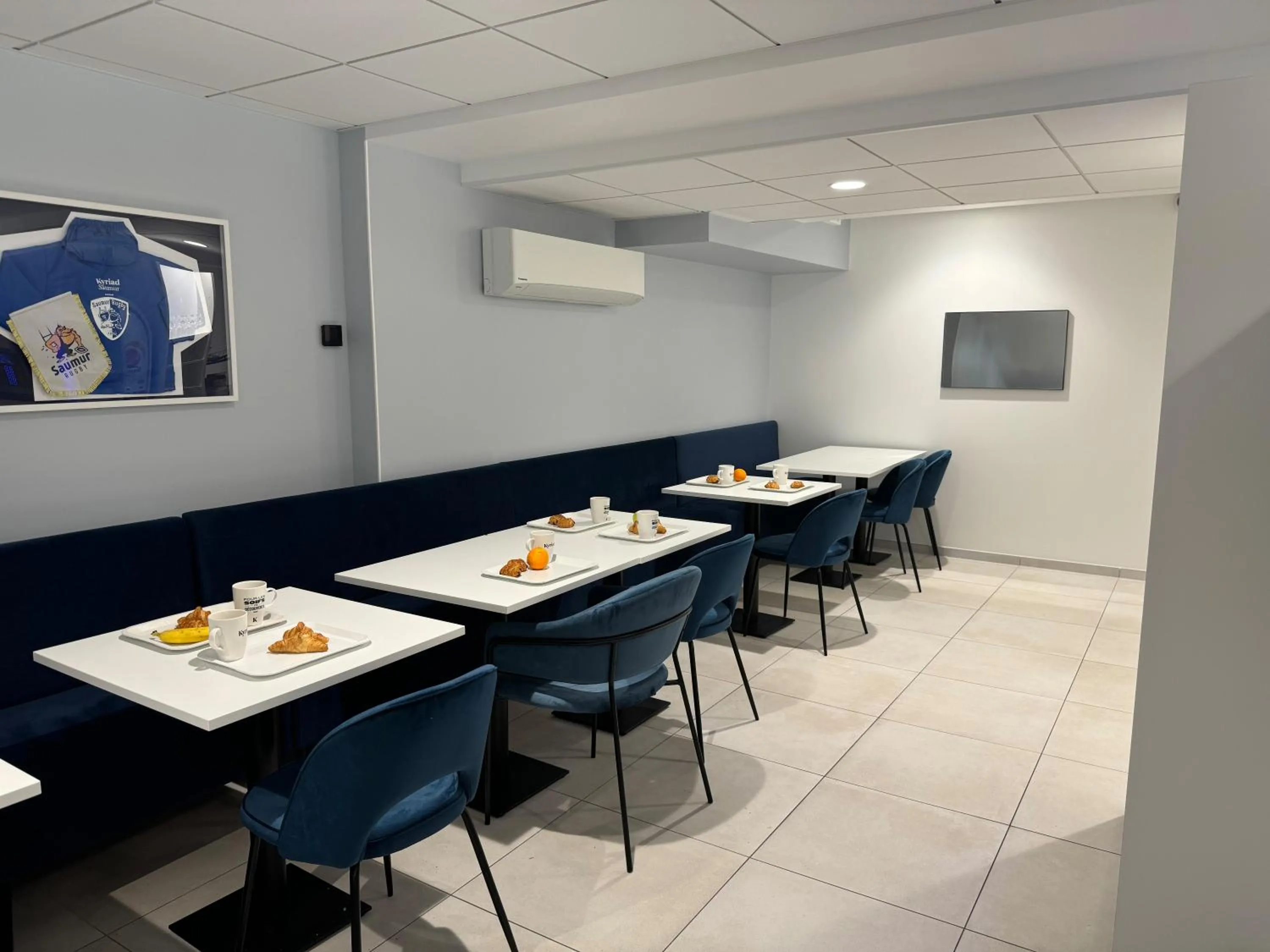 Buffet breakfast in Kyriad Saumur Hyper Centre Hôtel, Appartements, Séminaires et SPA soins Sothys Paris