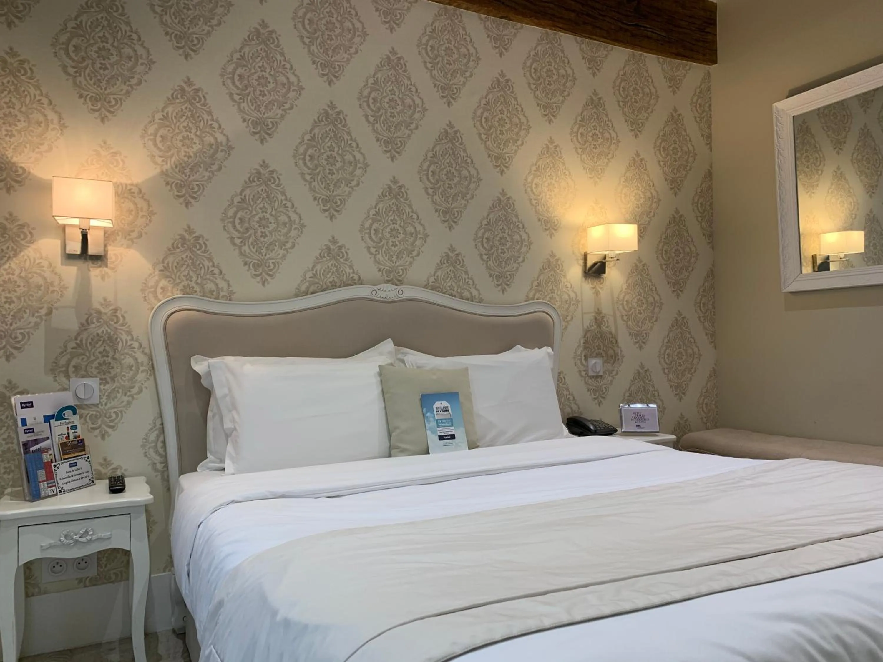 Bathroom, Bed in Kyriad Saumur Hyper Centre Hôtel, Appartements, Séminaires et SPA soins Sothys Paris