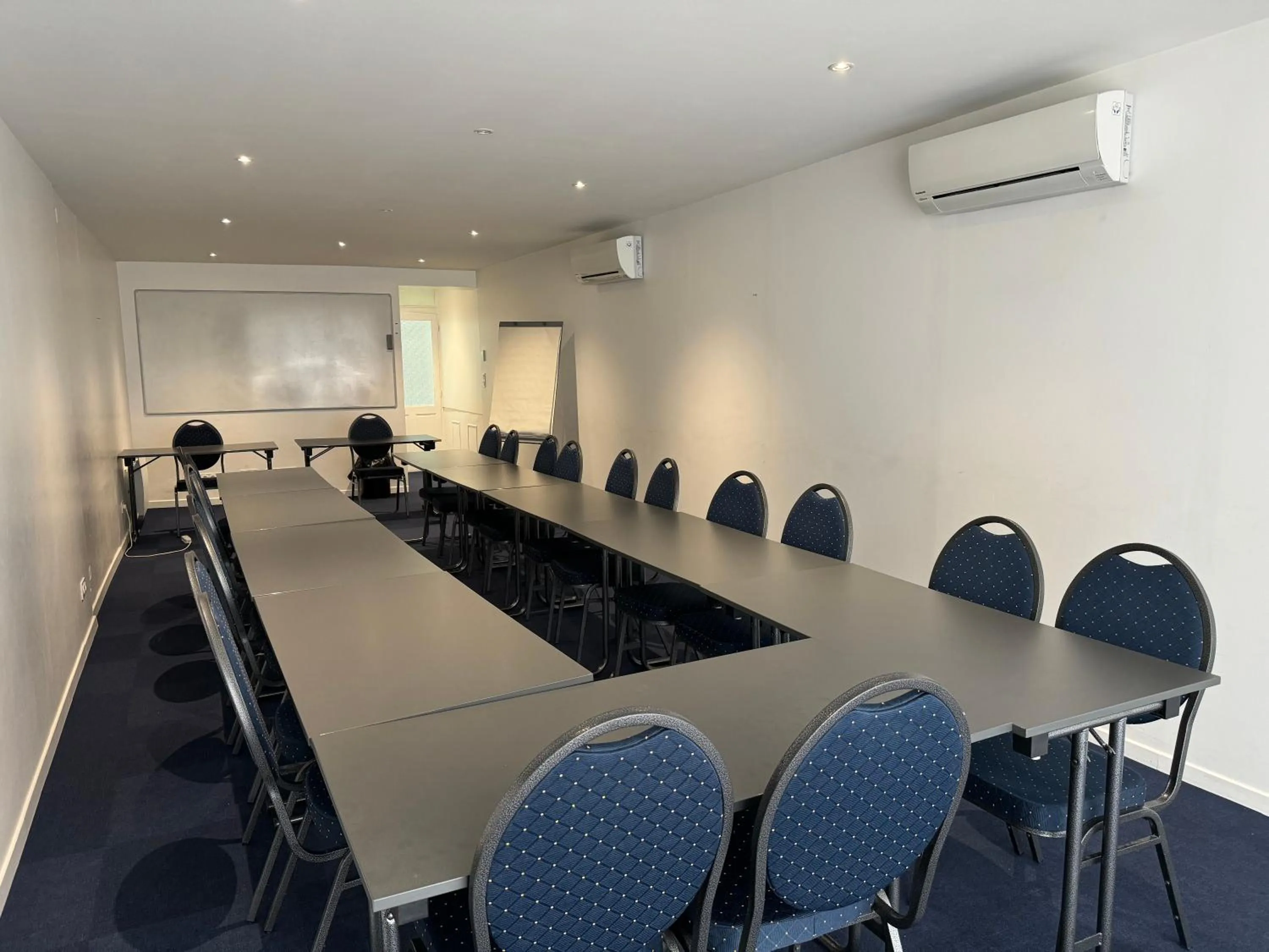 Meeting/conference room in Kyriad Saumur Hyper Centre Hôtel, Appartements, Séminaires et SPA soins Sothys Paris