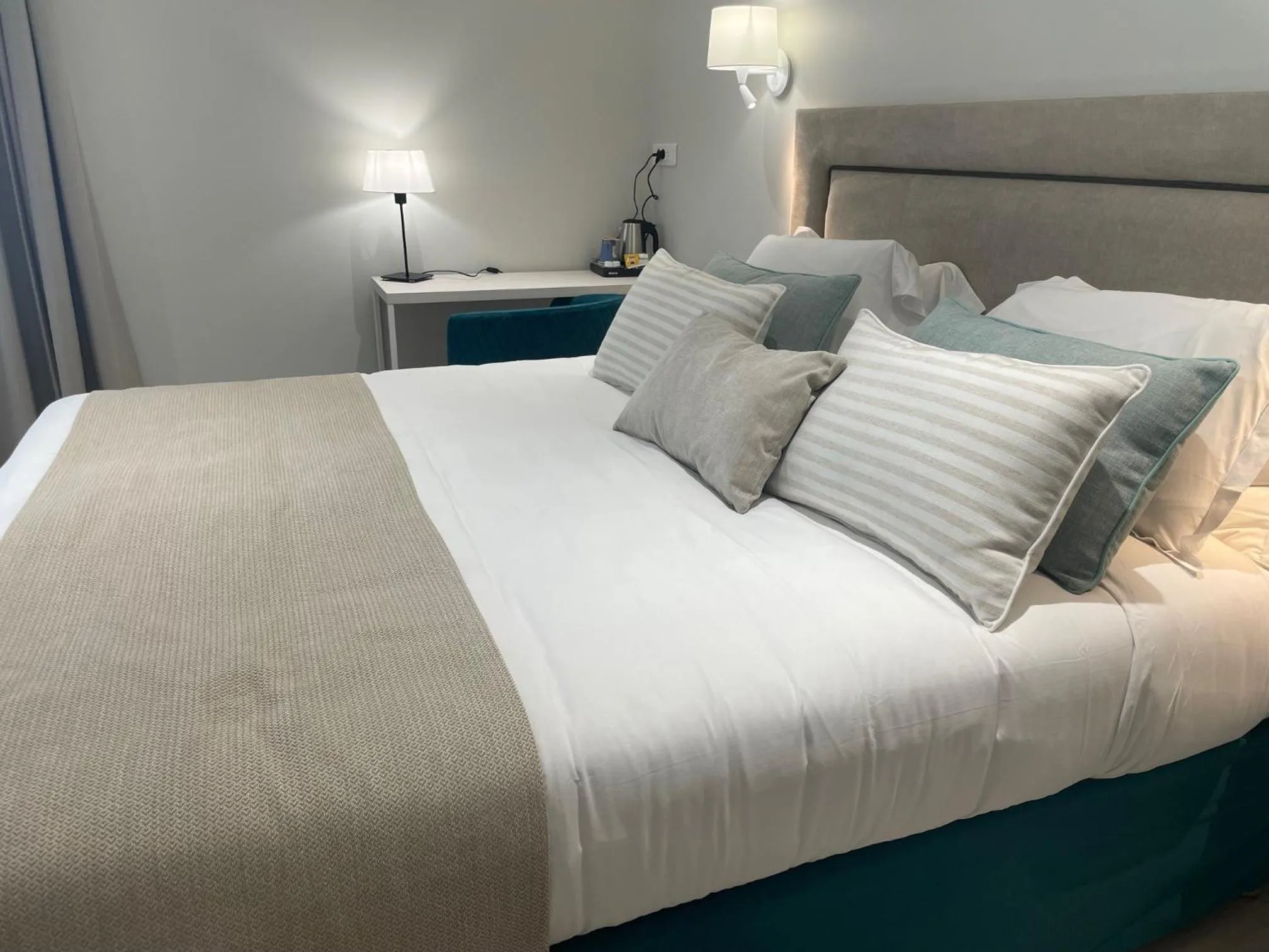 Inner courtyard view, Bed in Kyriad Saumur Hyper Centre Hôtel, Appartements, Séminaires et SPA soins Sothys Paris