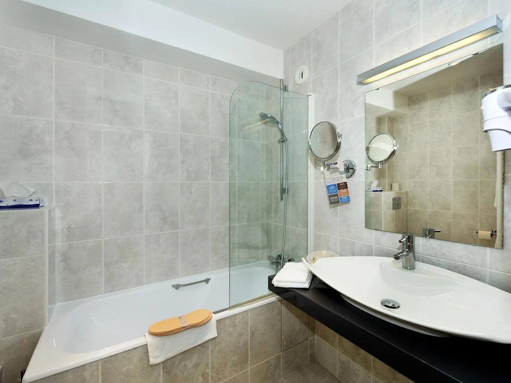 Bathroom in Kyriad Saumur Hyper Centre Hôtel, Appartements, Séminaires et SPA soins Sothys Paris