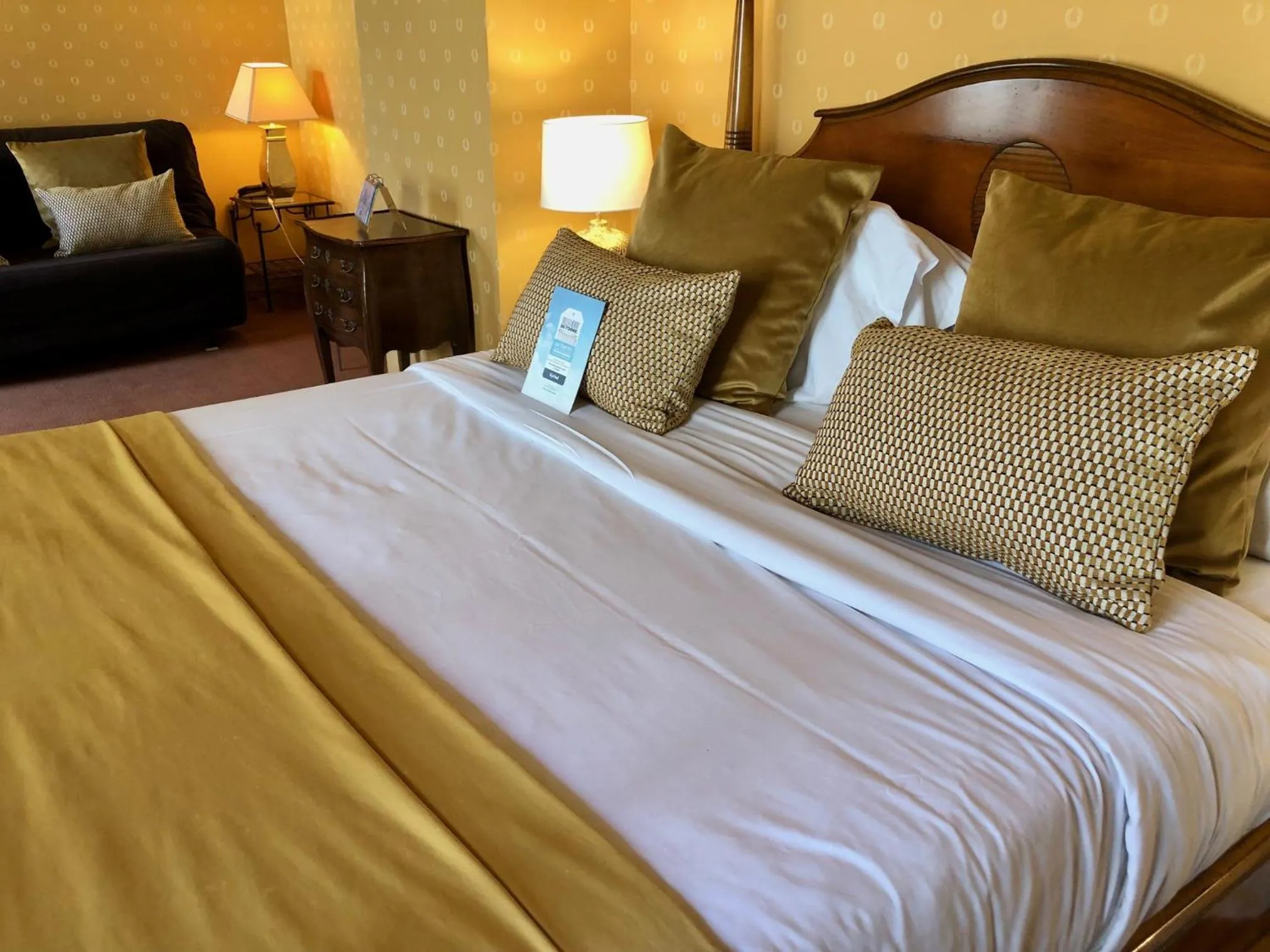 Bath, Bed in Kyriad Saumur Hyper Centre Hôtel, Appartements, Séminaires et SPA soins Sothys Paris